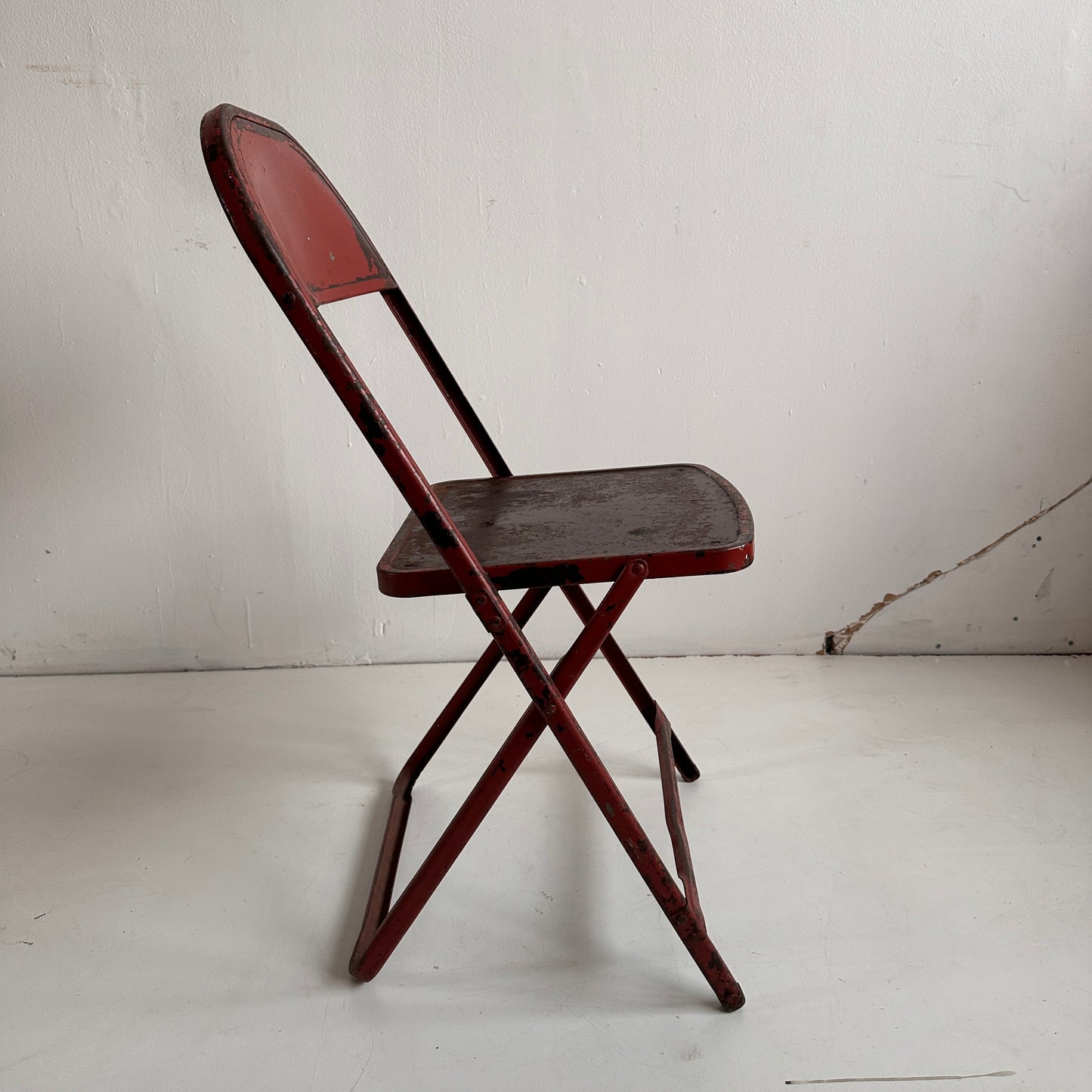 FC013 DISTRESSED RED METAL FOLDING CHAIR