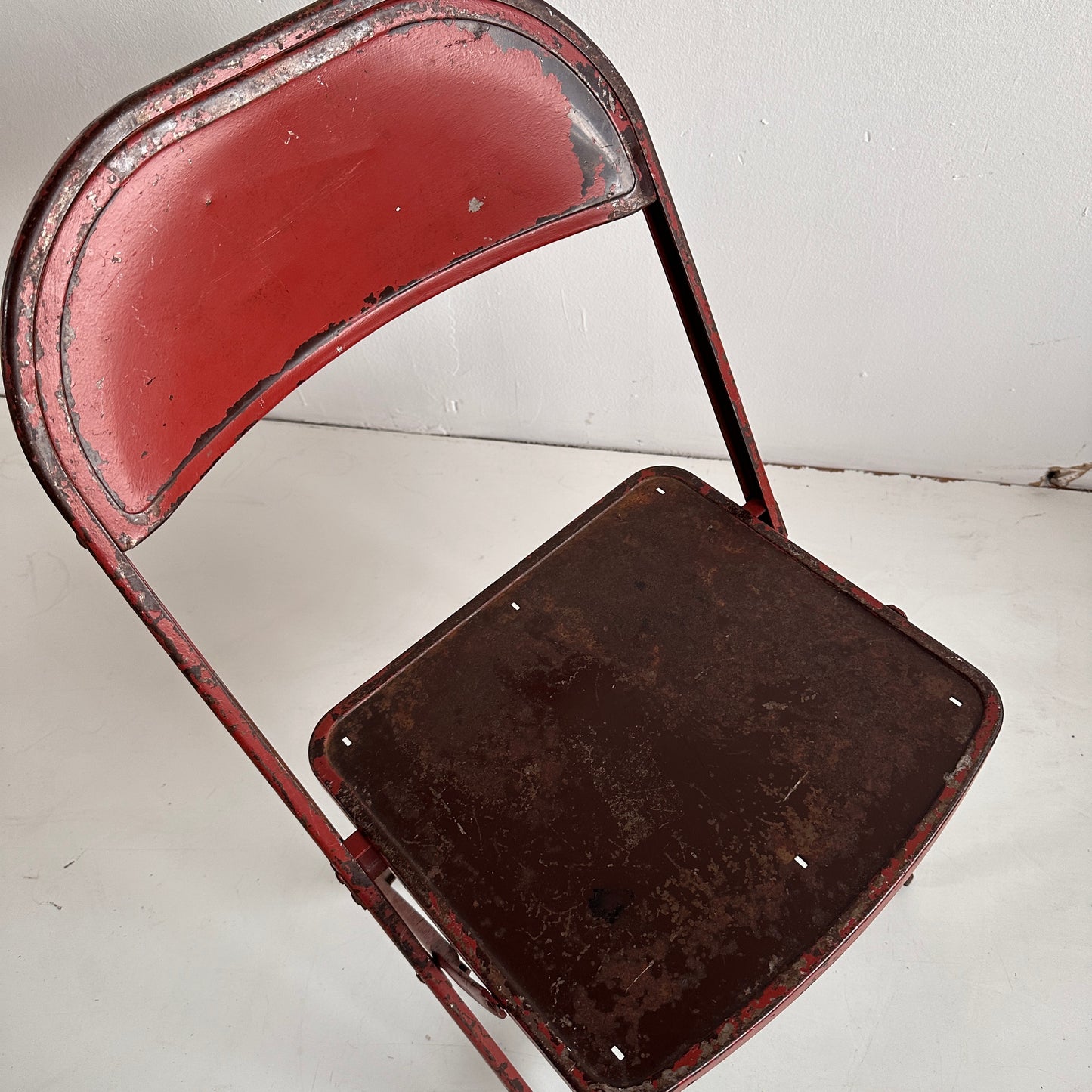 FC013 DISTRESSED RED METAL FOLDING CHAIR