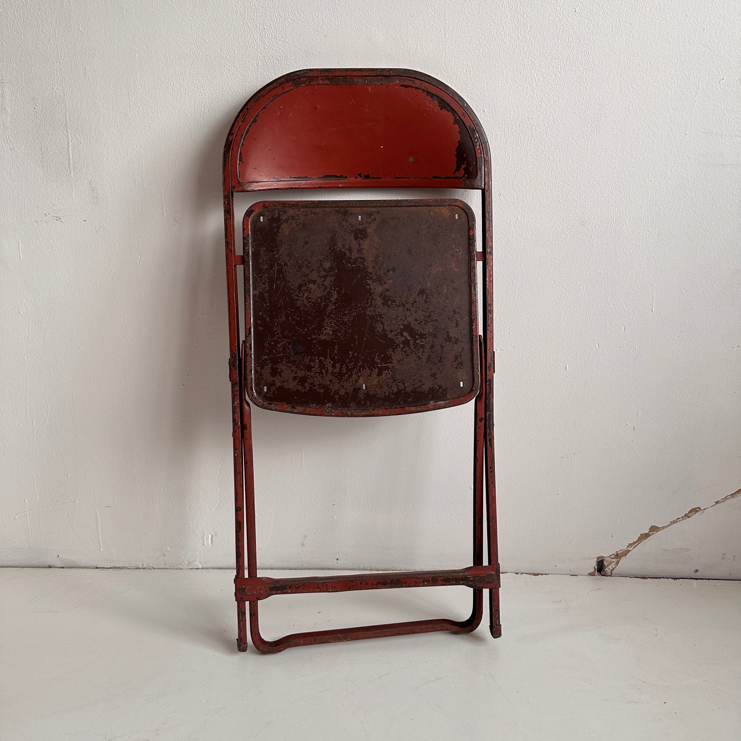FC013 DISTRESSED RED METAL FOLDING CHAIR