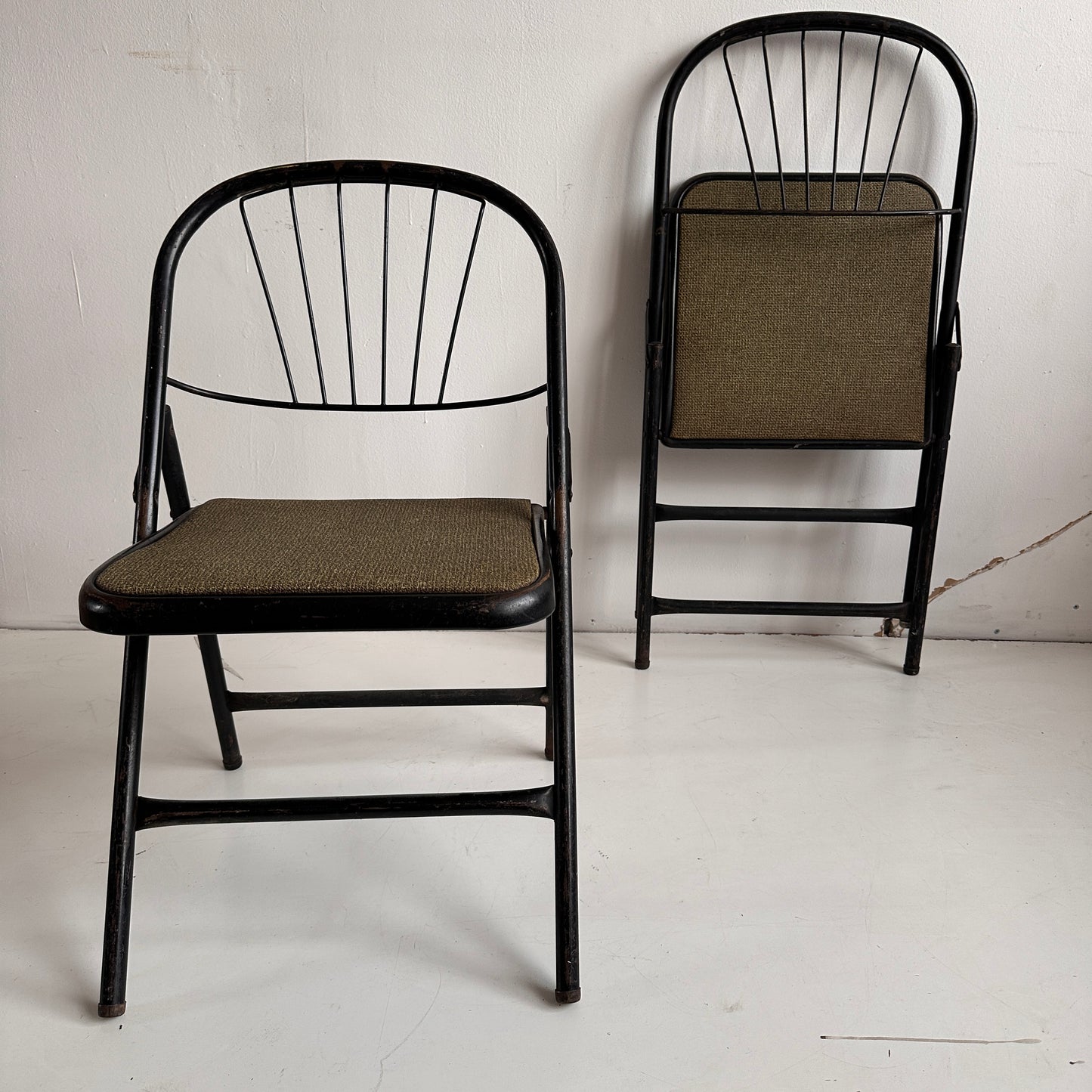 FC014 BLACK METAL FOLDING CHAIRS WITH GREEN TEXTURE VINYL SEAT