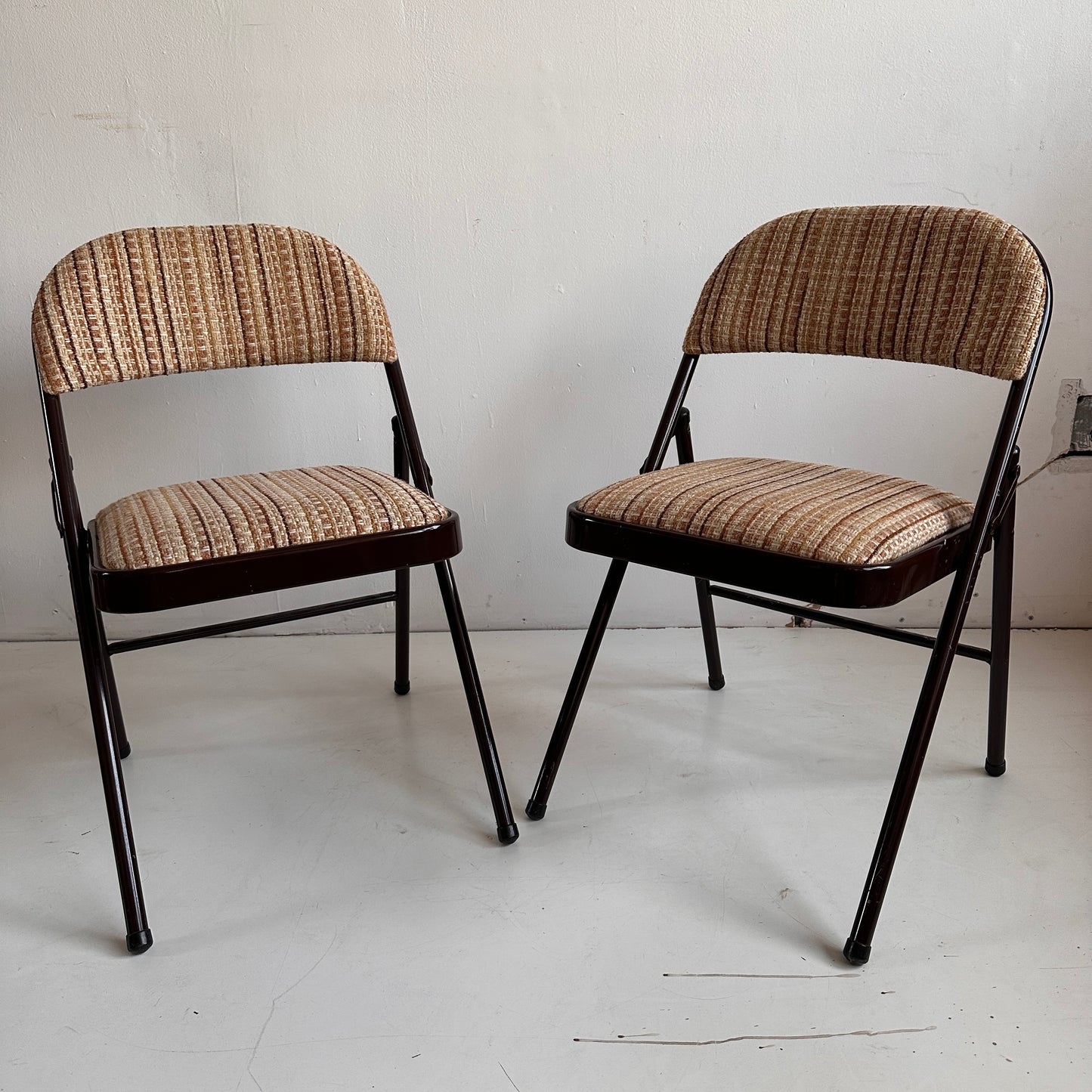 FC017 UPHOLSTERED BROWN METAL FOLDING CHAIRS