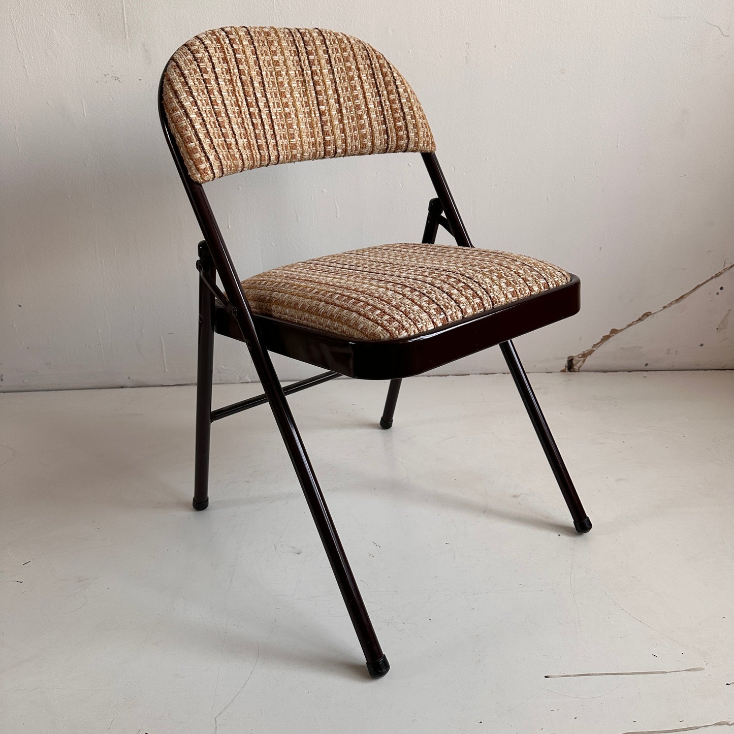 FC017 UPHOLSTERED BROWN METAL FOLDING CHAIRS