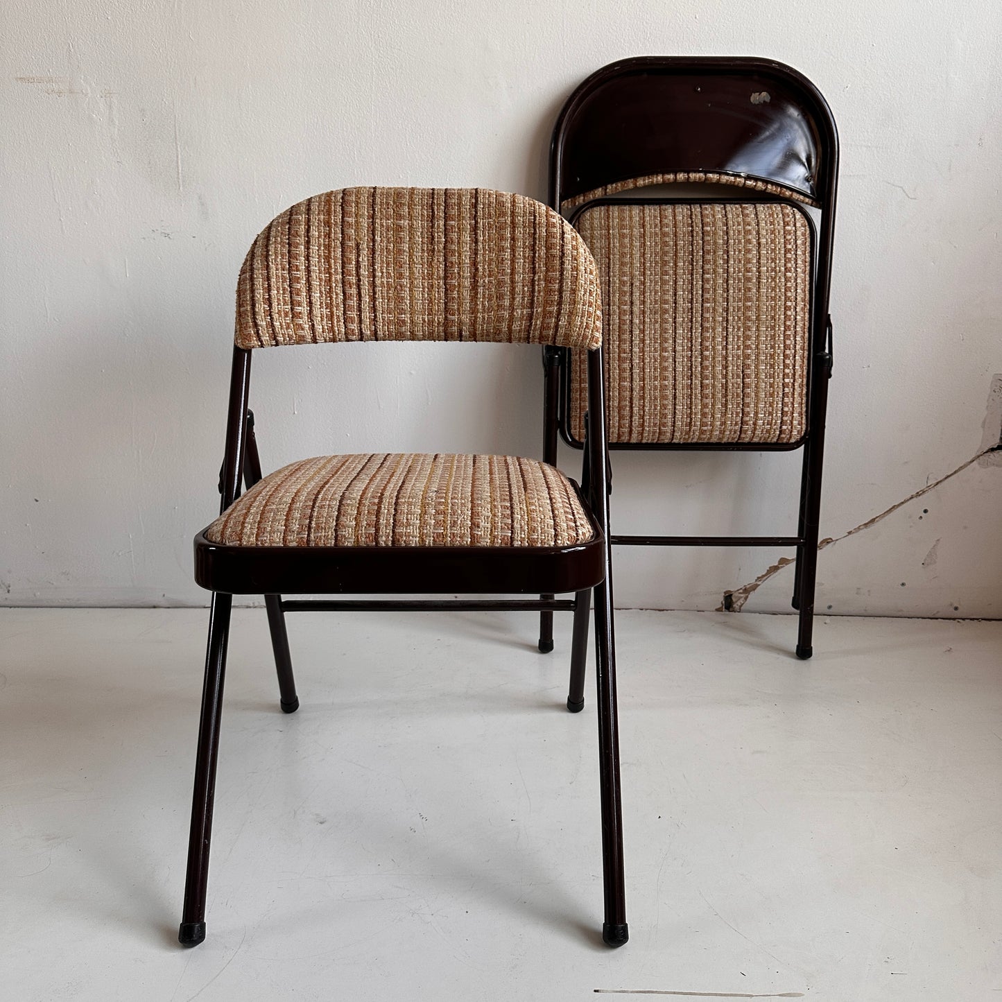 FC017 UPHOLSTERED BROWN METAL FOLDING CHAIRS