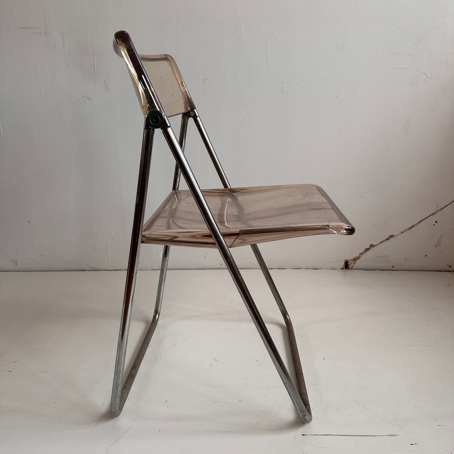 FC019 UNIQUE LUCITE FOLDING CHAIR
