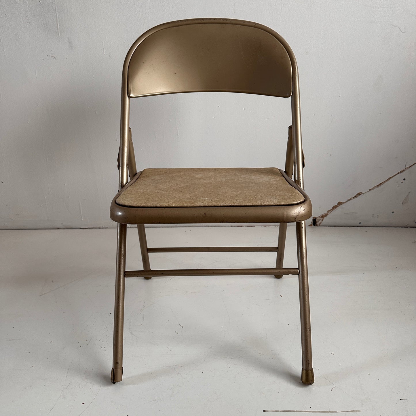 FC023 CHAMPAGNE VINYL FOLDING CHAIR