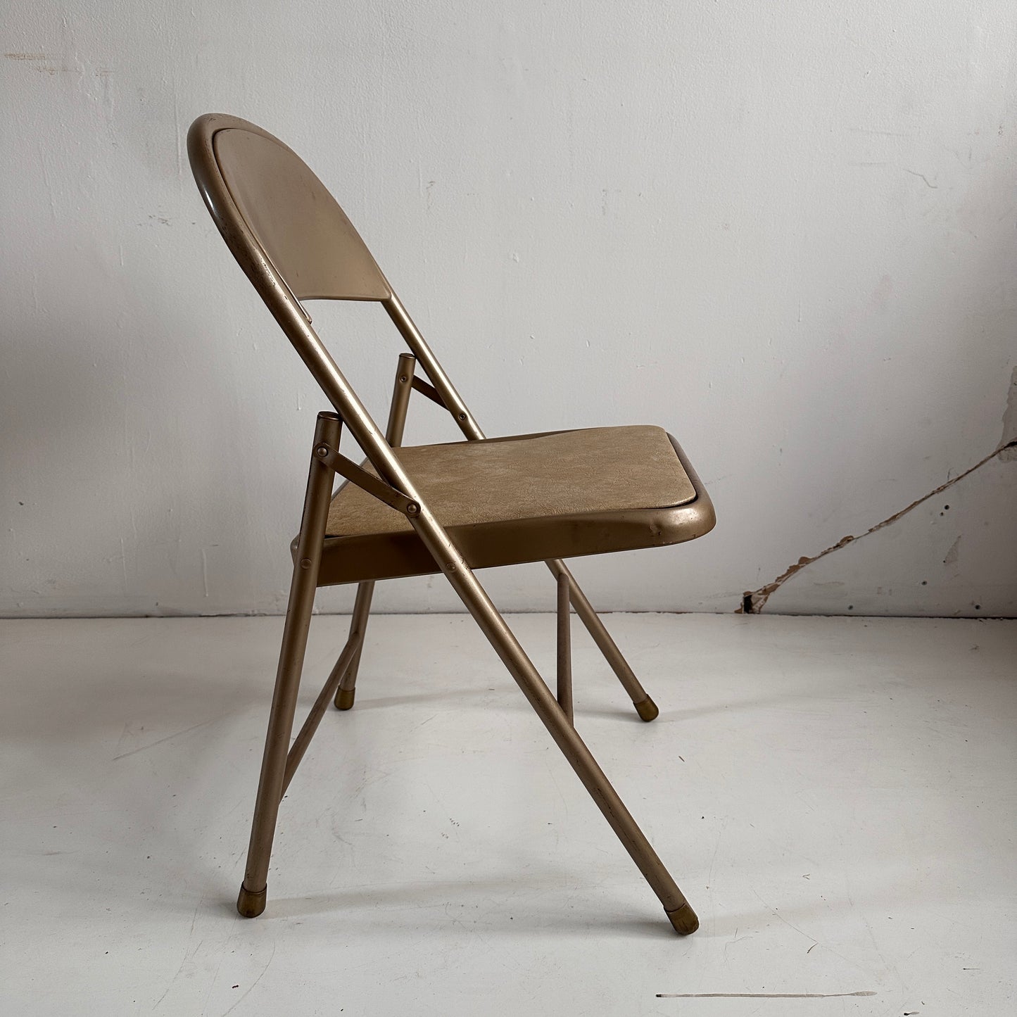 FC023 CHAMPAGNE VINYL FOLDING CHAIR