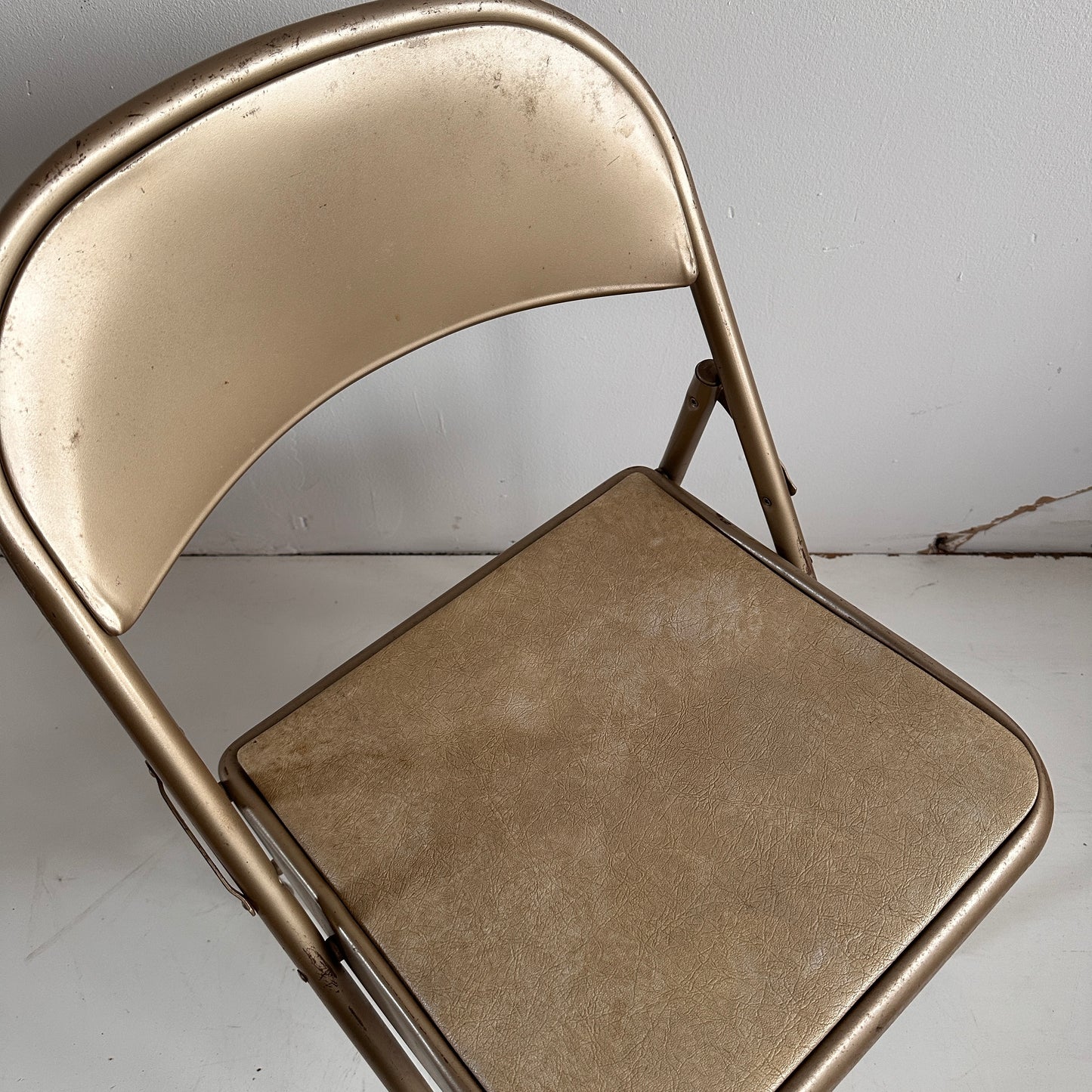 FC023 CHAMPAGNE VINYL FOLDING CHAIR