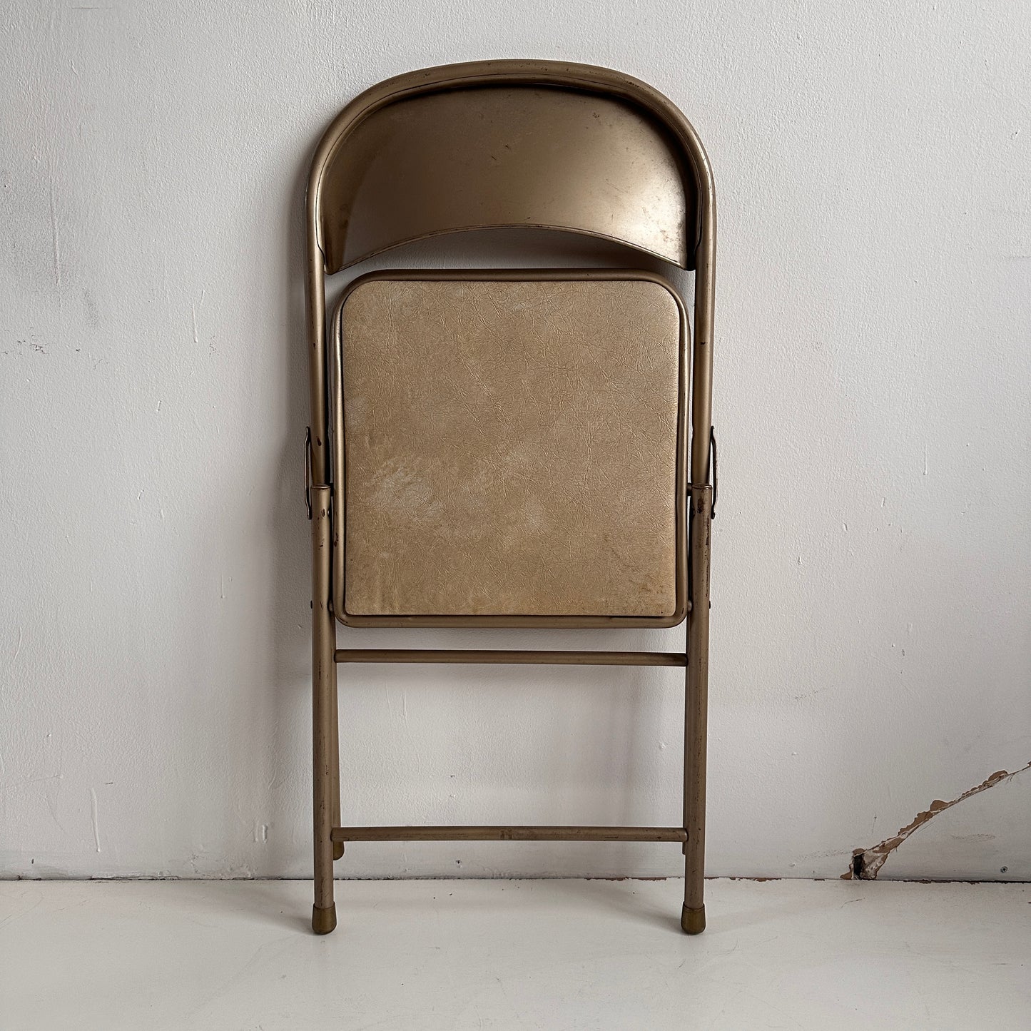 FC023 CHAMPAGNE VINYL FOLDING CHAIR