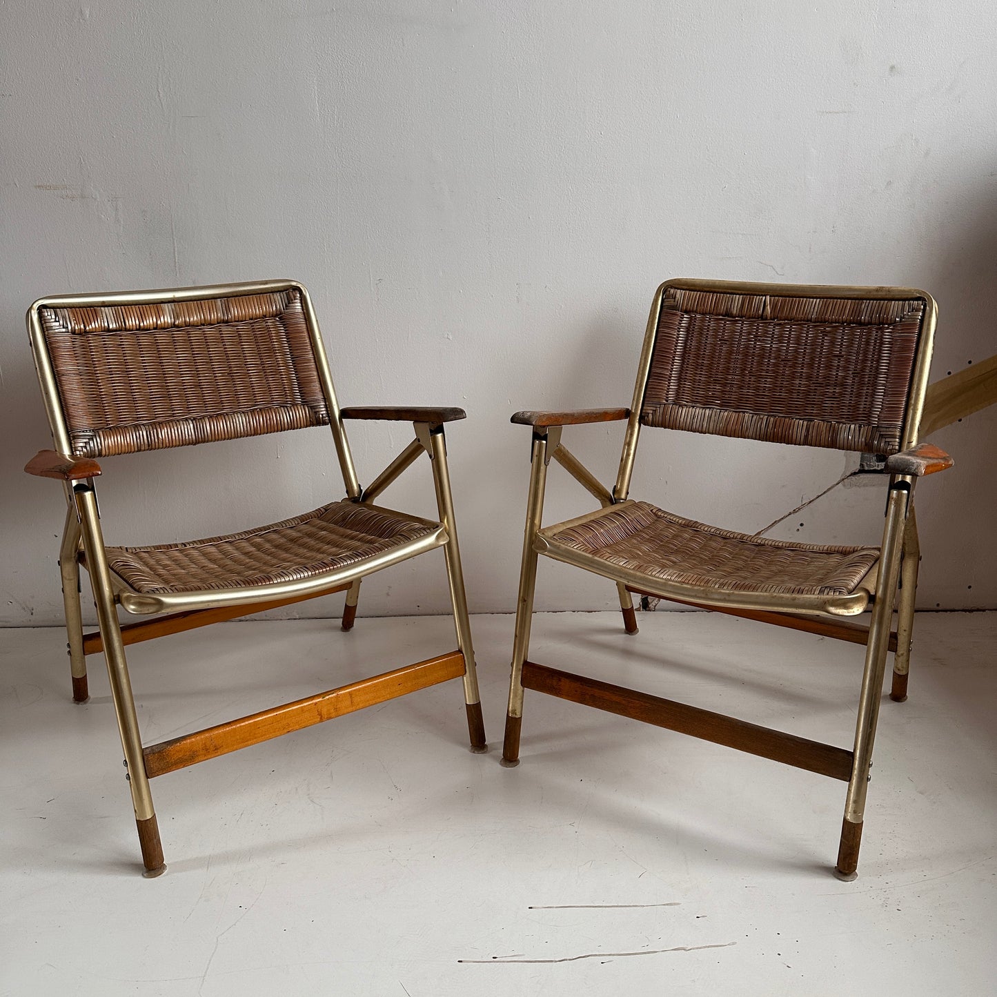 FC024 DISTRESSED WICKER & ALUMINUM FOLDING CHAIRS