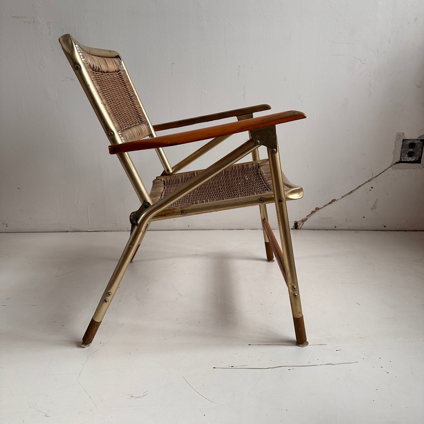 FC024 DISTRESSED WICKER & ALUMINUM FOLDING CHAIRS