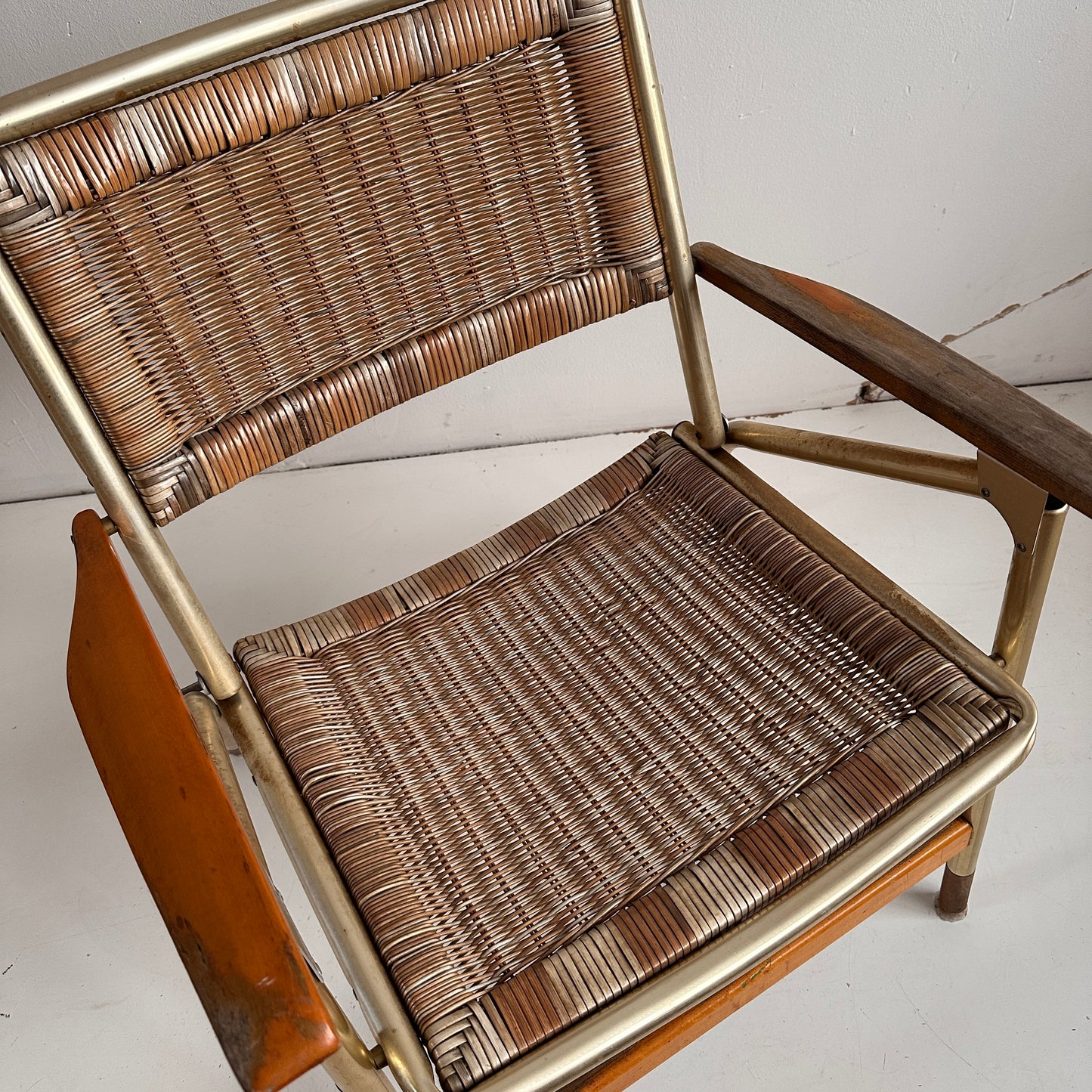 FC024 DISTRESSED WICKER & ALUMINUM FOLDING CHAIRS