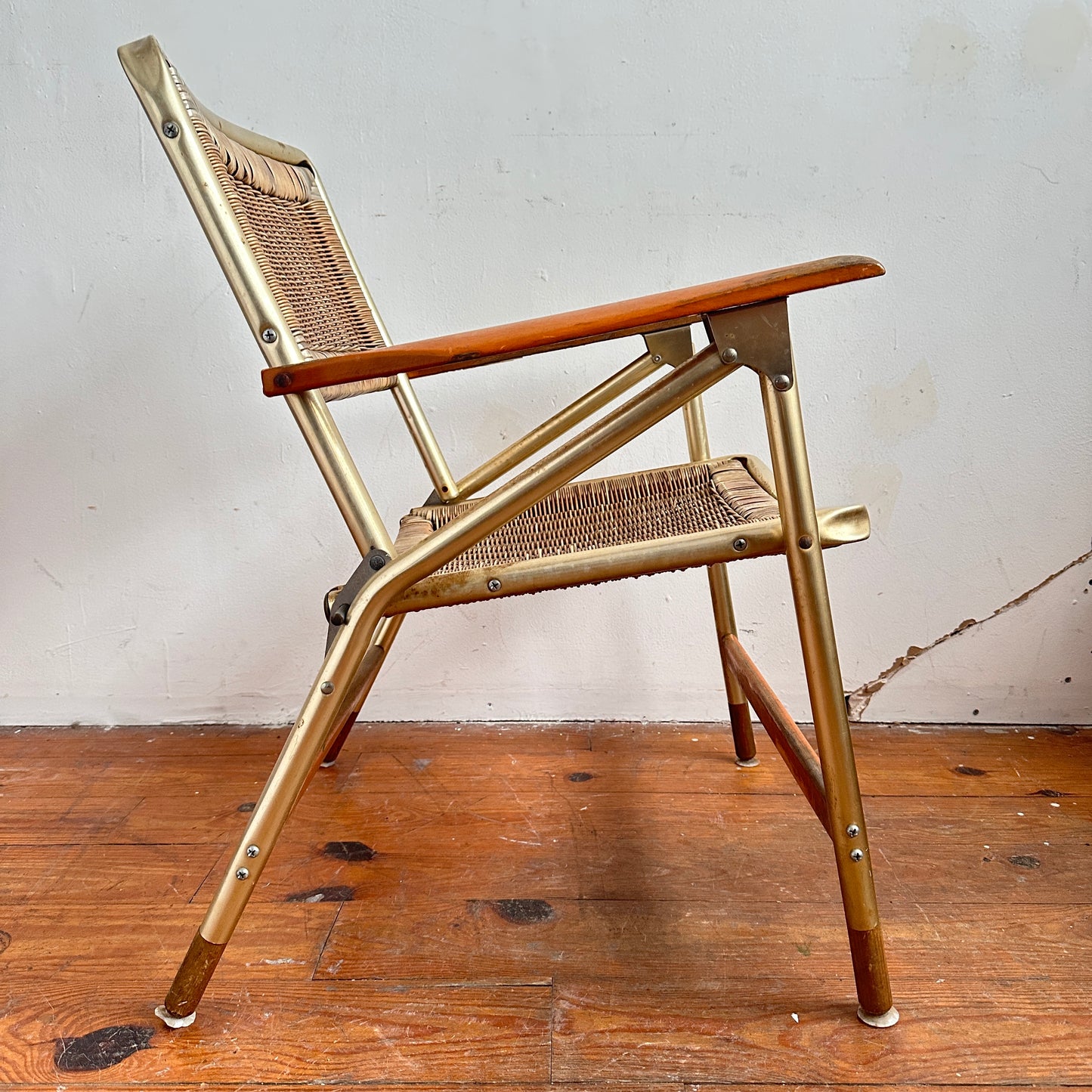 FC024 DISTRESSED WICKER & ALUMINUM FOLDING CHAIRS