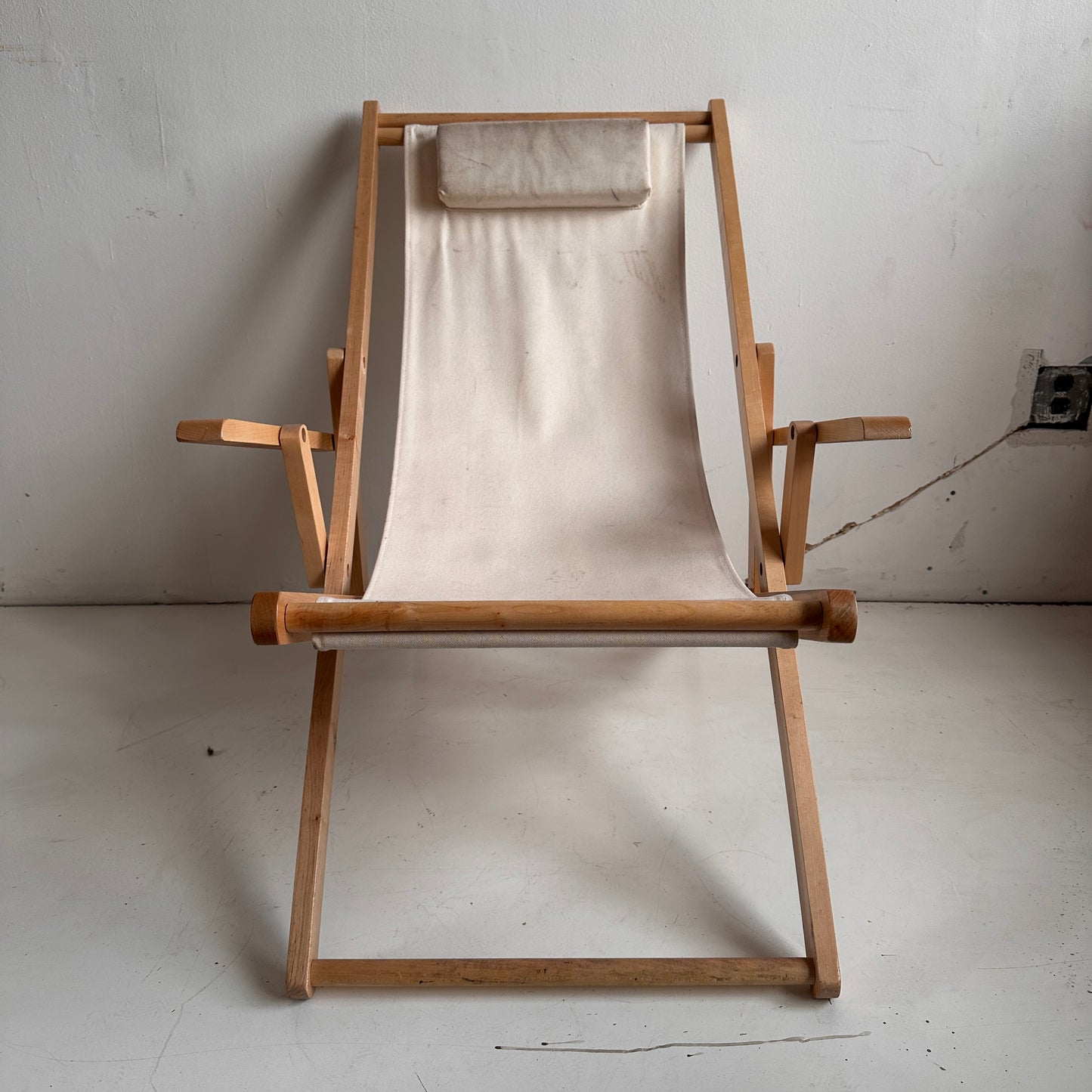 FC026 DISTRESSED BLONDE WOOD AND BEIGE FABRIC BEACH SLING CHAIR