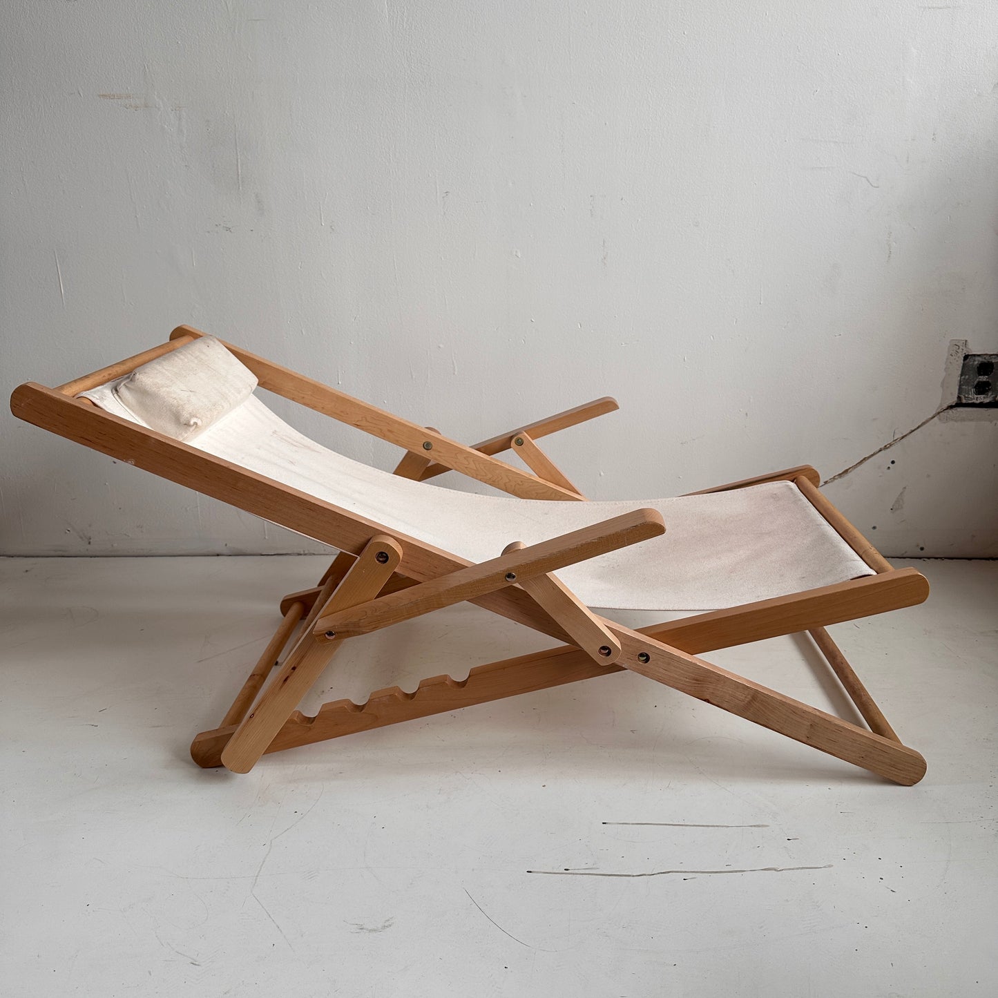 FC026 DISTRESSED BLONDE WOOD AND BEIGE FABRIC BEACH SLING CHAIR