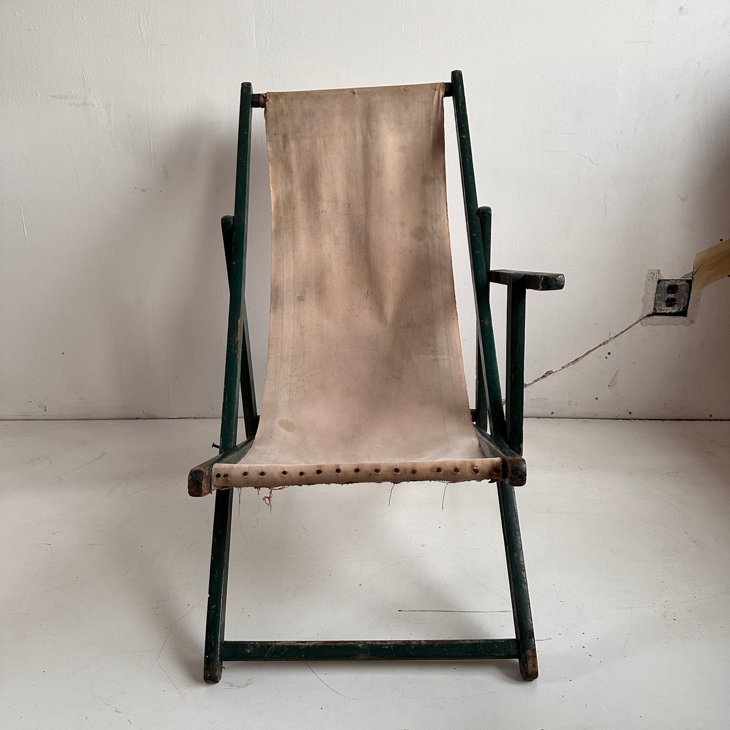 FC027 DISTRESSED ONE ARMED GREEN & BEIGE BEACH SLING CHAIR