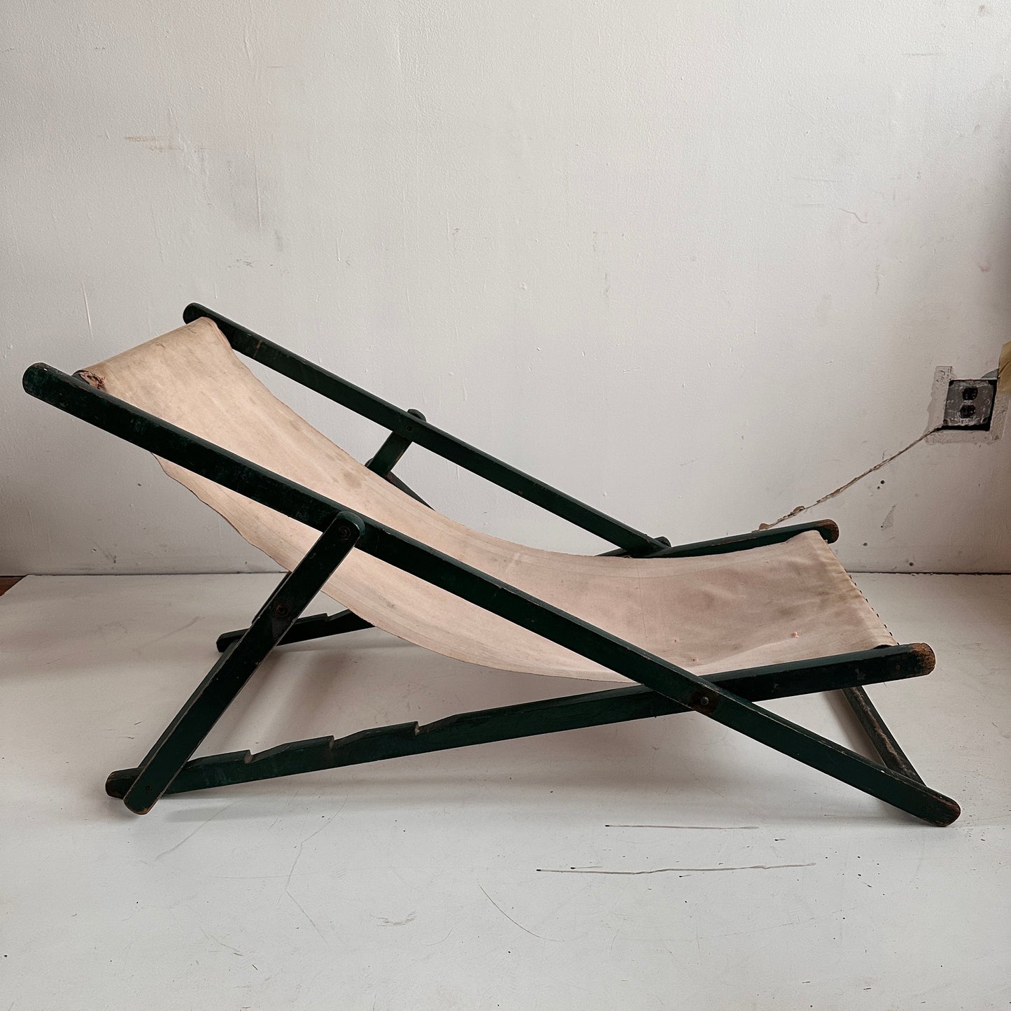 FC027 DISTRESSED ONE ARMED GREEN & BEIGE BEACH SLING CHAIR