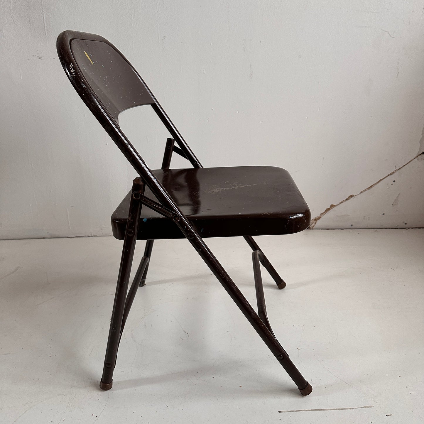 FC028 AWESOME SAUCE PAINT SPLATTERED BROWN METAL FOLDING CHAIR