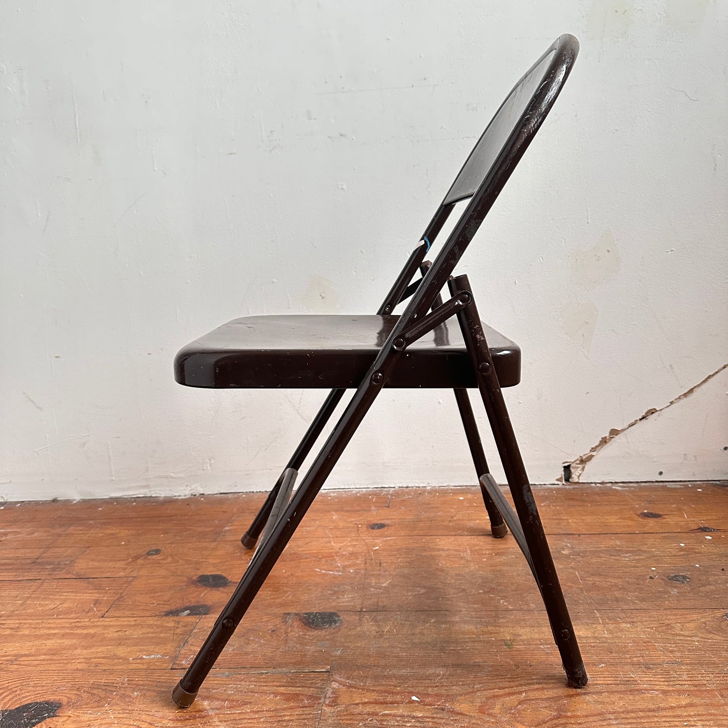FC028 PAINT SPLATTERED BROWN METAL FOLDING CHAIR
