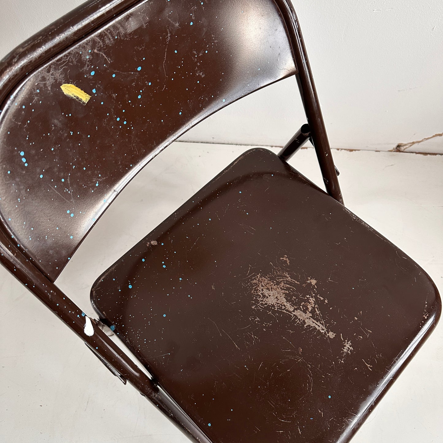 FC028 AWESOME SAUCE PAINT SPLATTERED BROWN METAL FOLDING CHAIR