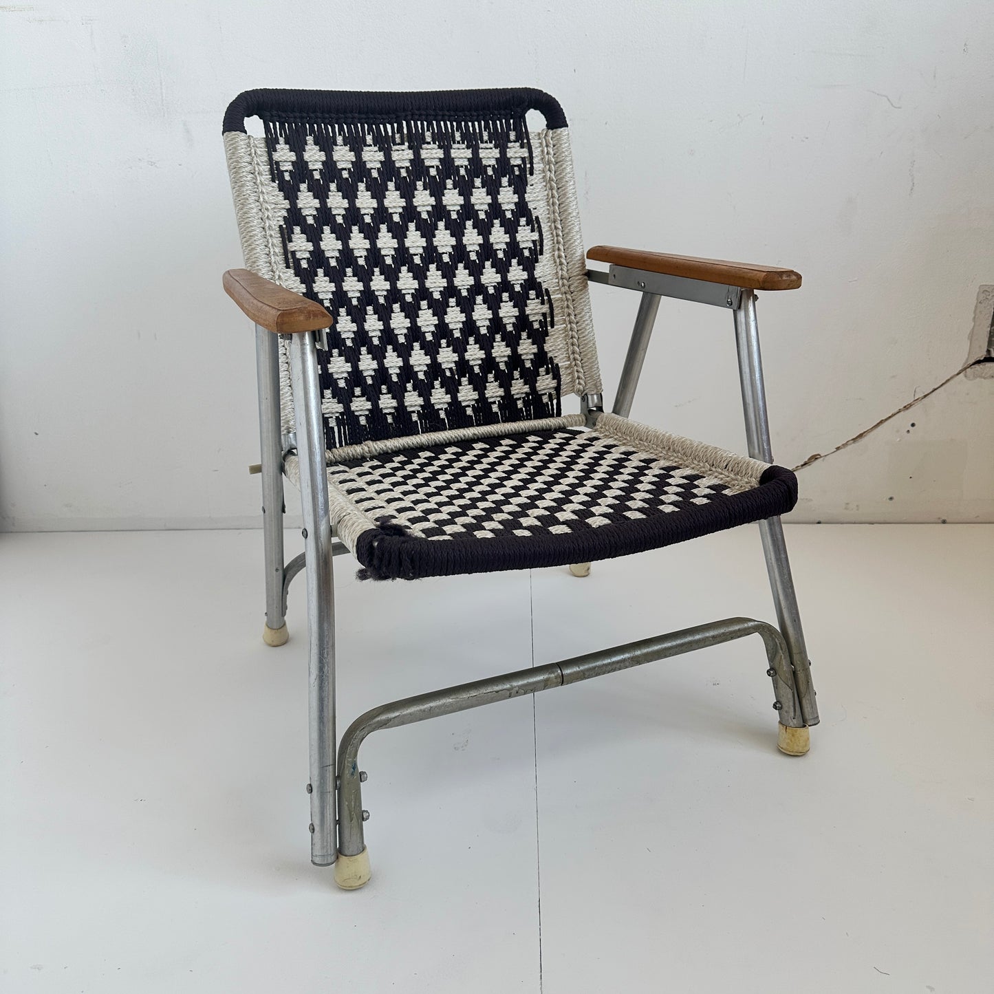 FC030 BROWN & WHITE MACRAME LAWN CHAIR