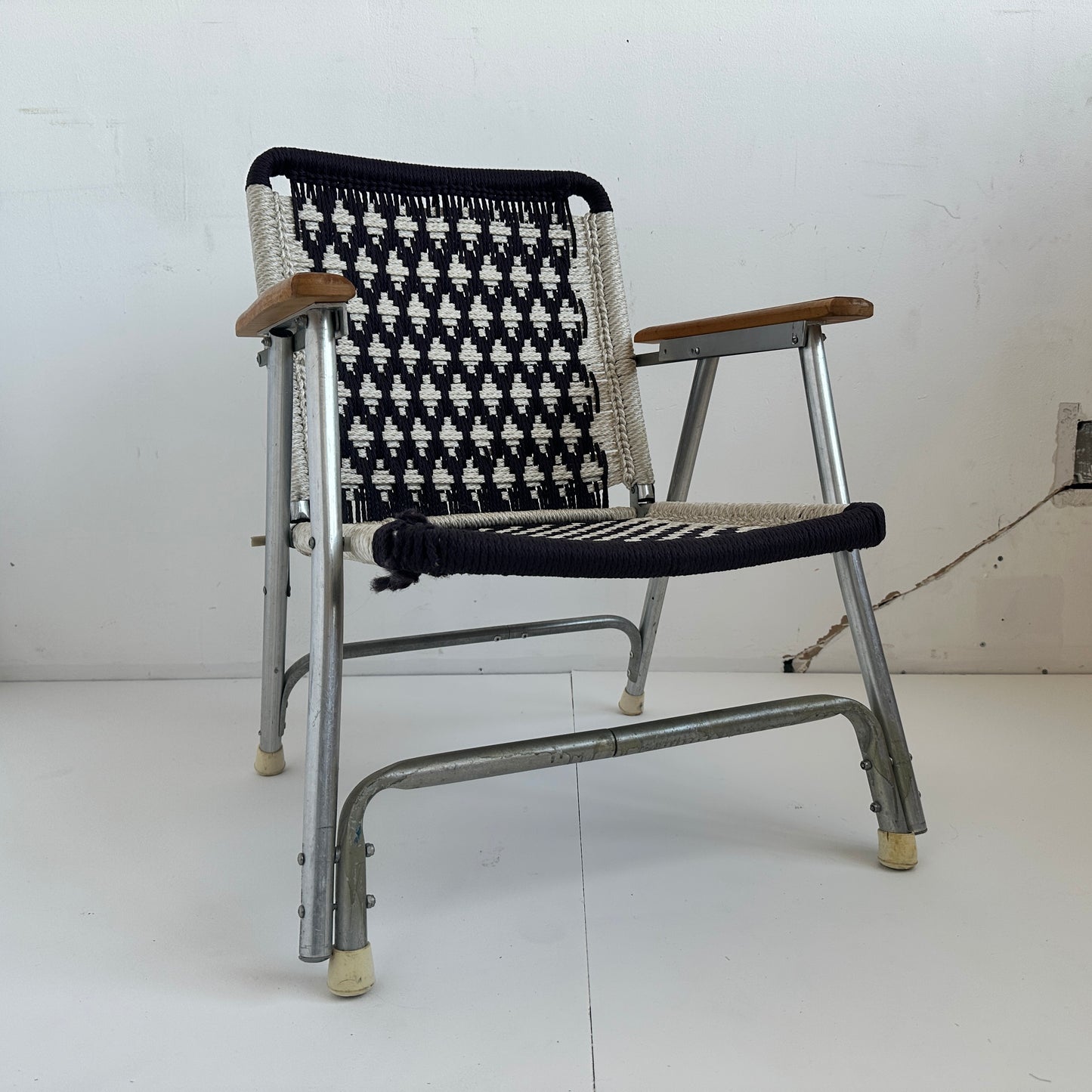 FC030 BROWN & WHITE MACRAME LAWN CHAIR
