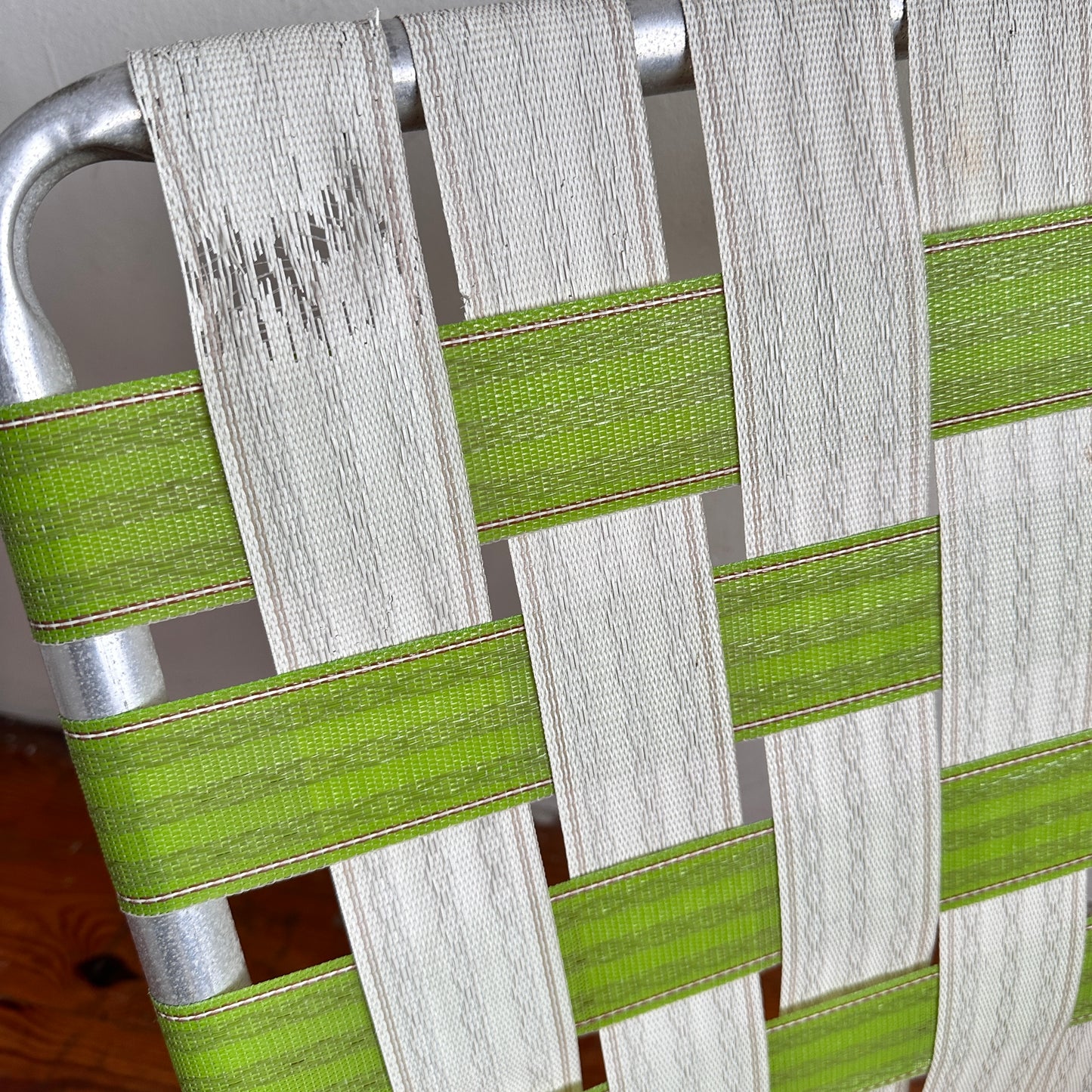 FC034 GREEN & WHITE FOLDING LAWN CHAIR
