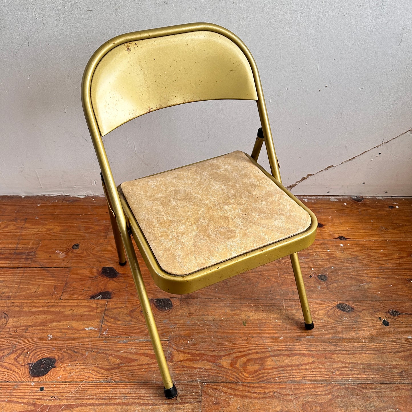 FC036 DISTRESSED GOLD WITH VINYL SEAT FOLDING CHAIR