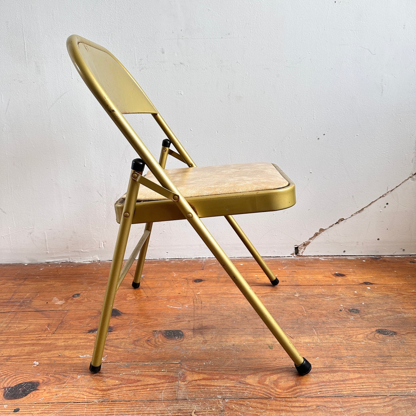 FC036 DISTRESSED GOLD WITH VINYL SEAT FOLDING CHAIR