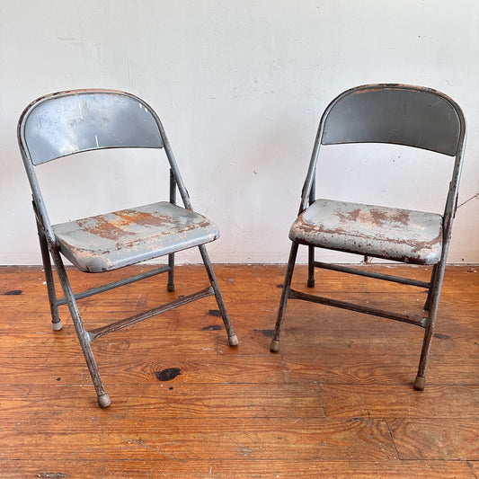 FC038 HEAVILY DISTRESSED BLUE RUSTY FOLDING CHAIRS