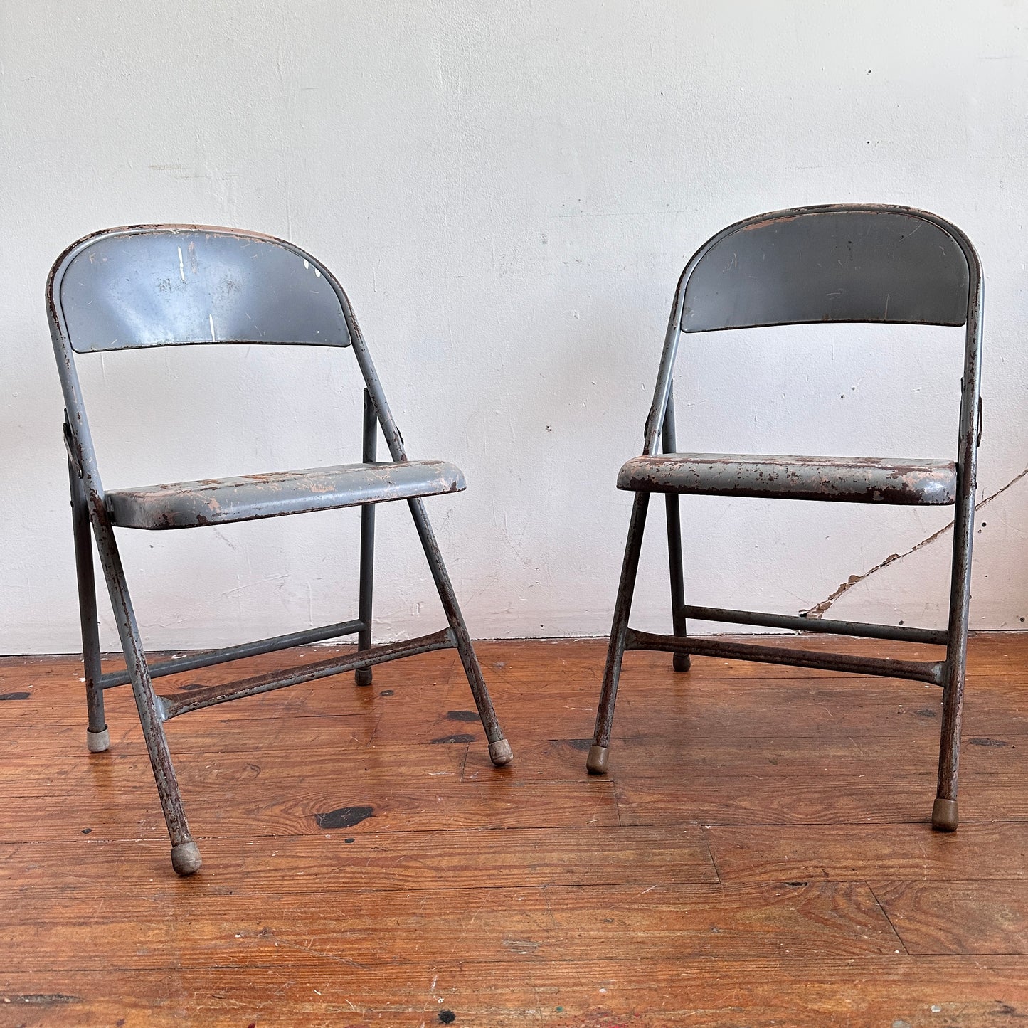 FC038 HEAVILY DISTRESSED BLUE RUSTY FOLDING CHAIRS