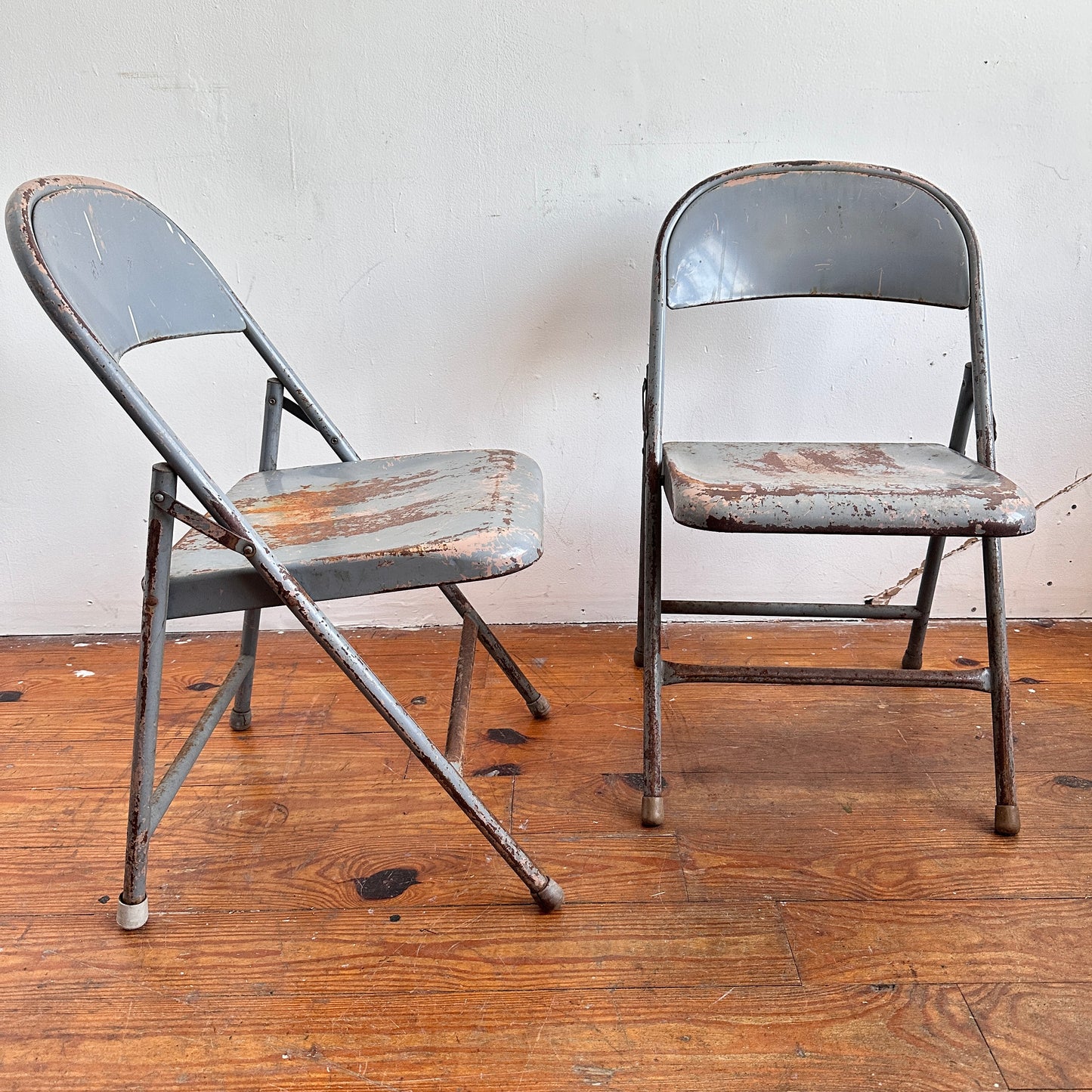 FC038 HEAVILY DISTRESSED BLUE RUSTY FOLDING CHAIRS