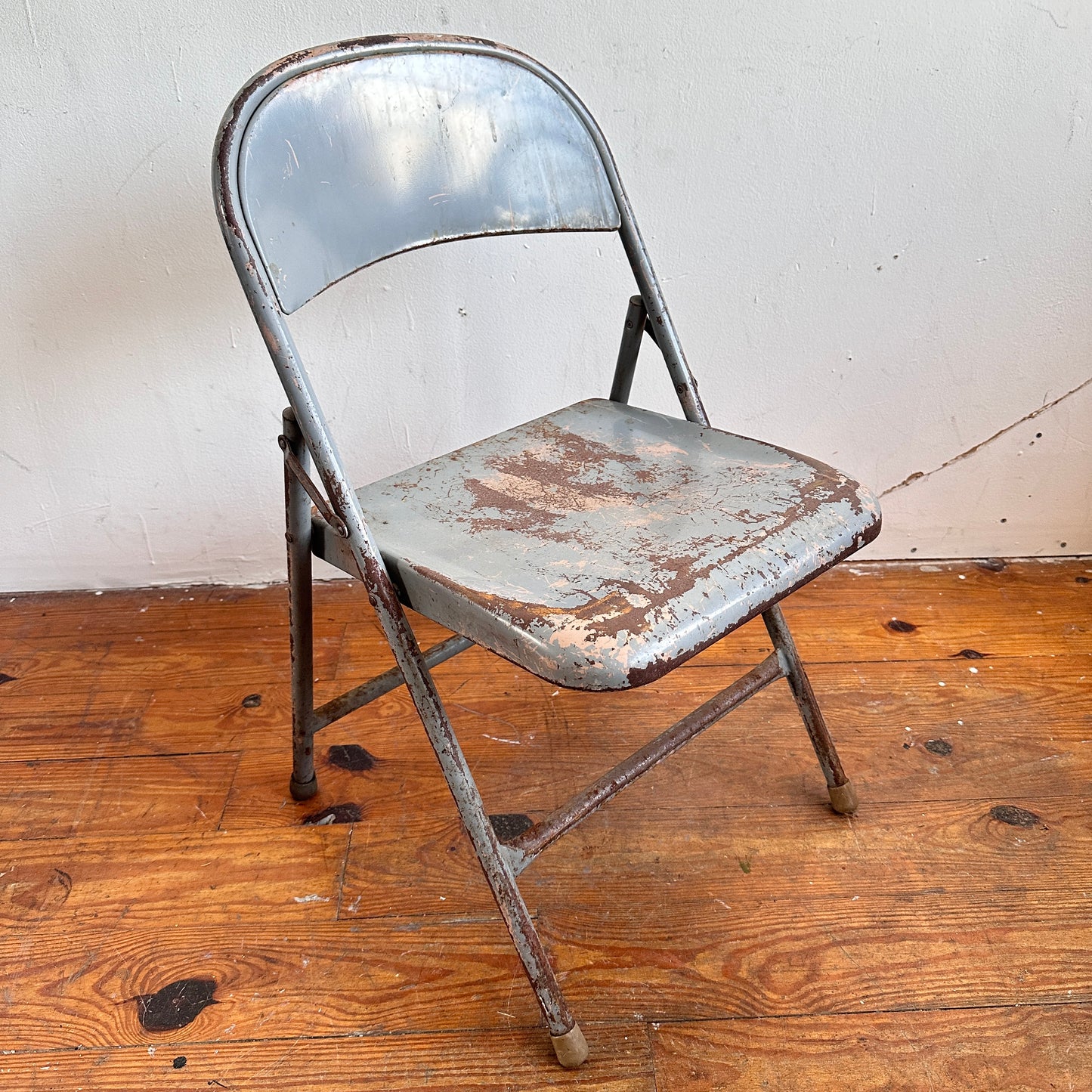 FC038 HEAVILY DISTRESSED BLUE RUSTY FOLDING CHAIRS