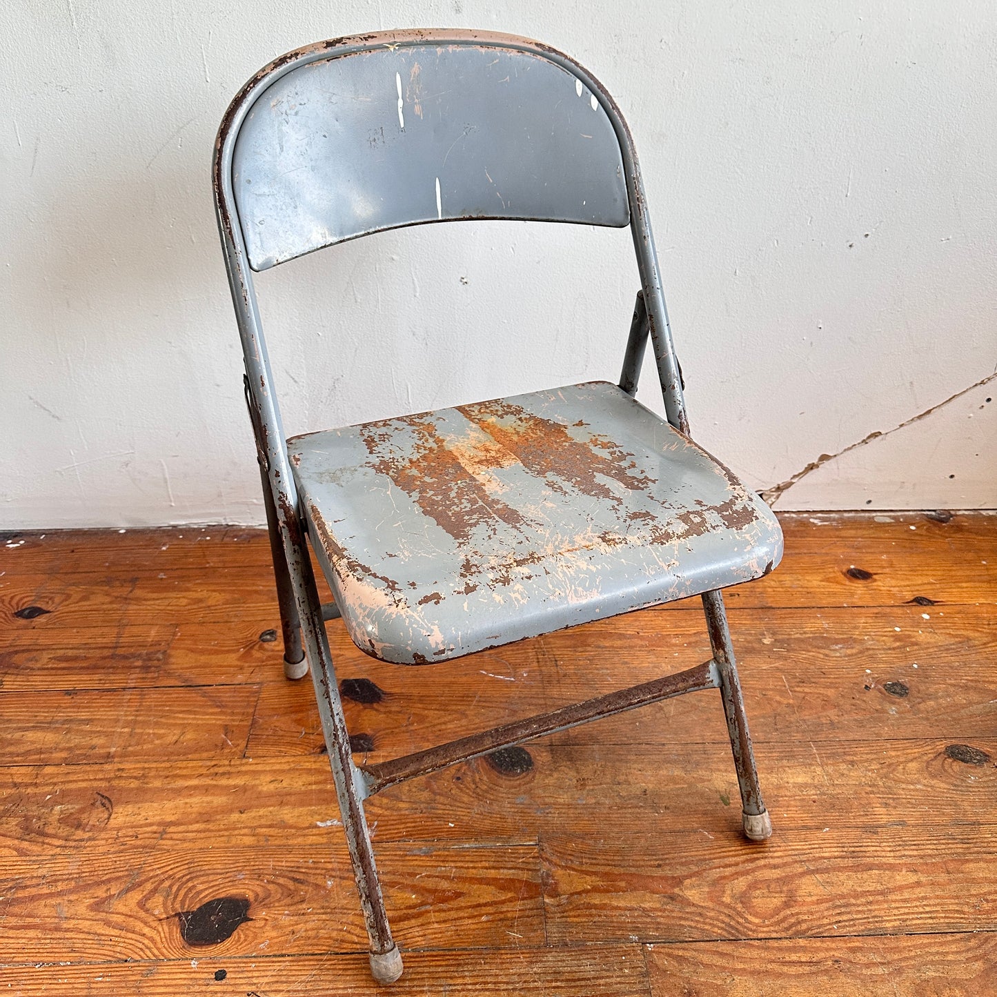 FC038 HEAVILY DISTRESSED BLUE RUSTY FOLDING CHAIRS