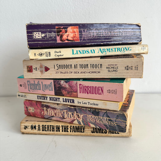 HC003 STACK OF MM ROMANCE NOVELS