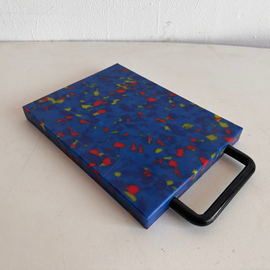 KT002 BLUE CUTTING BOARD WITH RED AND YELLOW SPECS