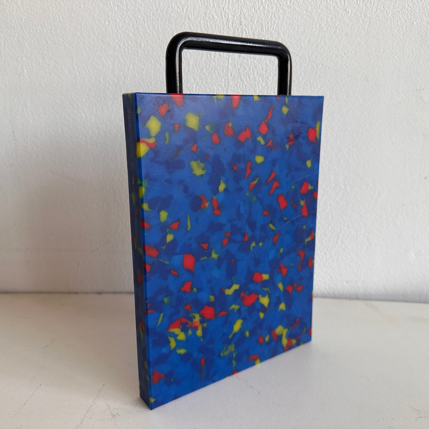 KT002 BLUE CUTTING BOARD WITH RED AND YELLOW SPECS