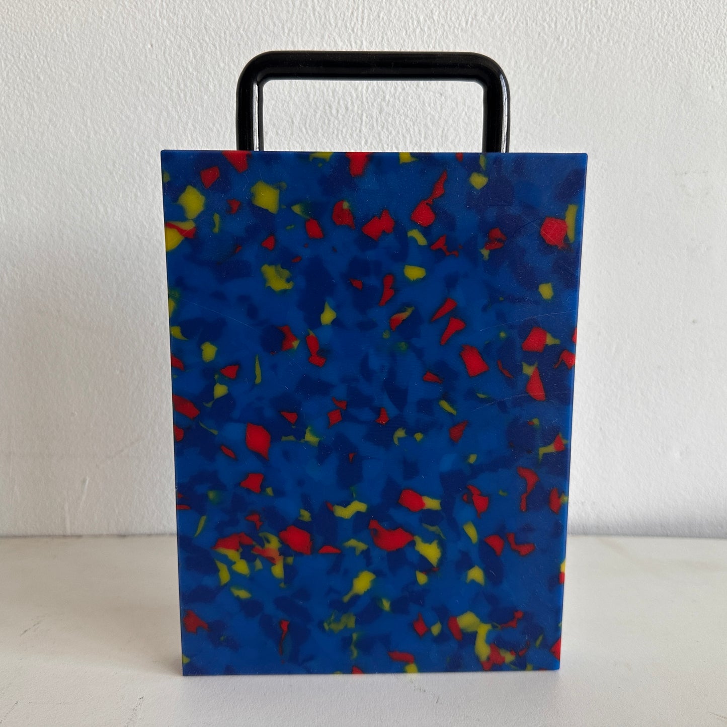 KT002 BLUE CUTTING BOARD WITH RED AND YELLOW SPECS