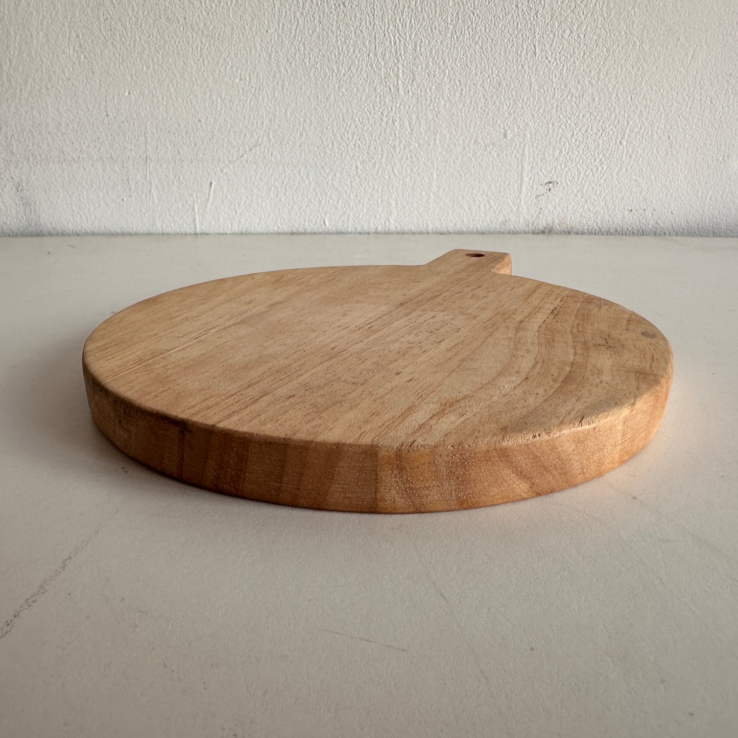 KT005 SIMPLE LIGHT WOOD CIRCULAR CUTTING BOARD