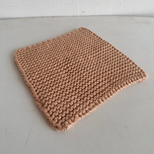 KT009 SOFT KNITTED PEACH TRIVET