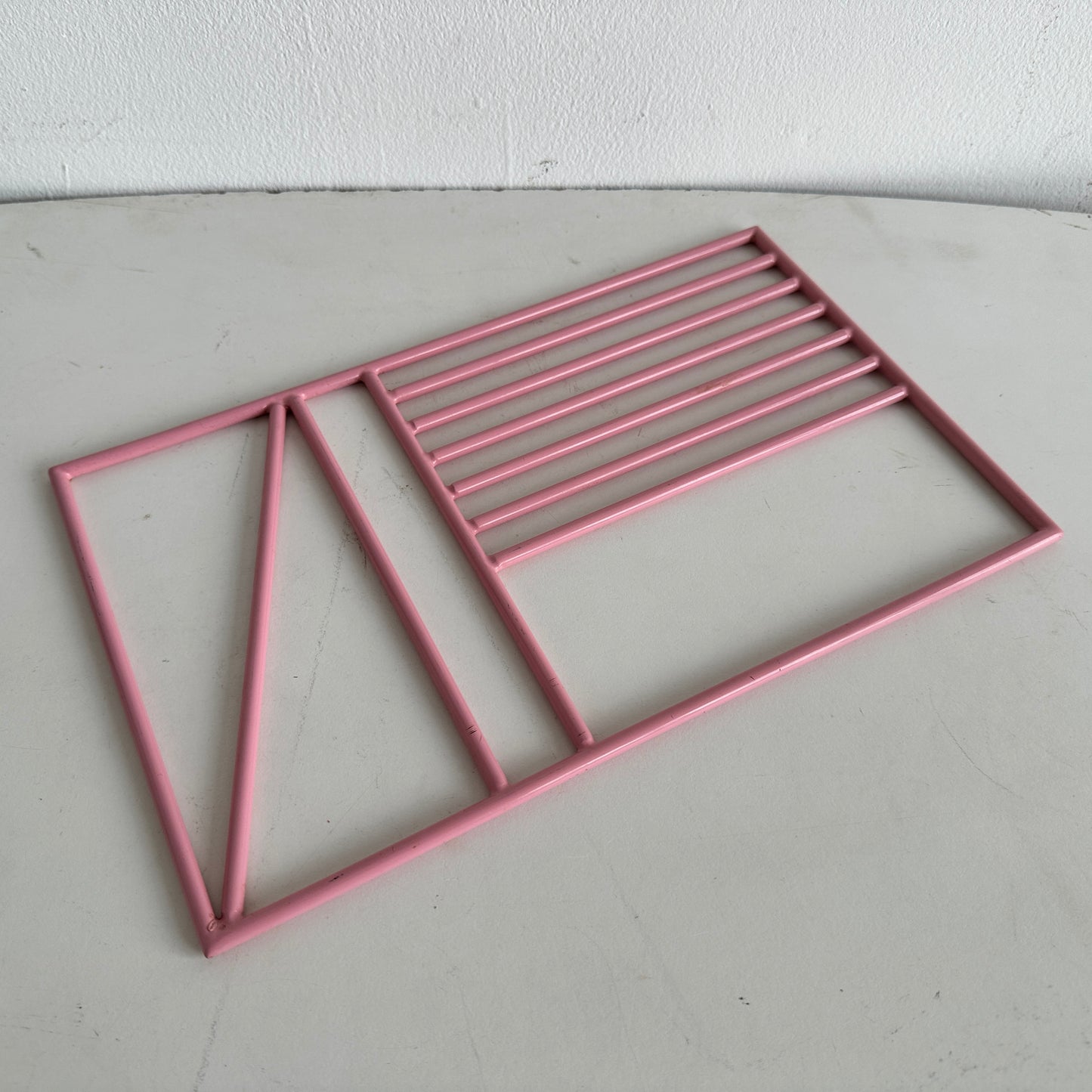 KT010 PINK ENAMEL COATED METAL TRIVET