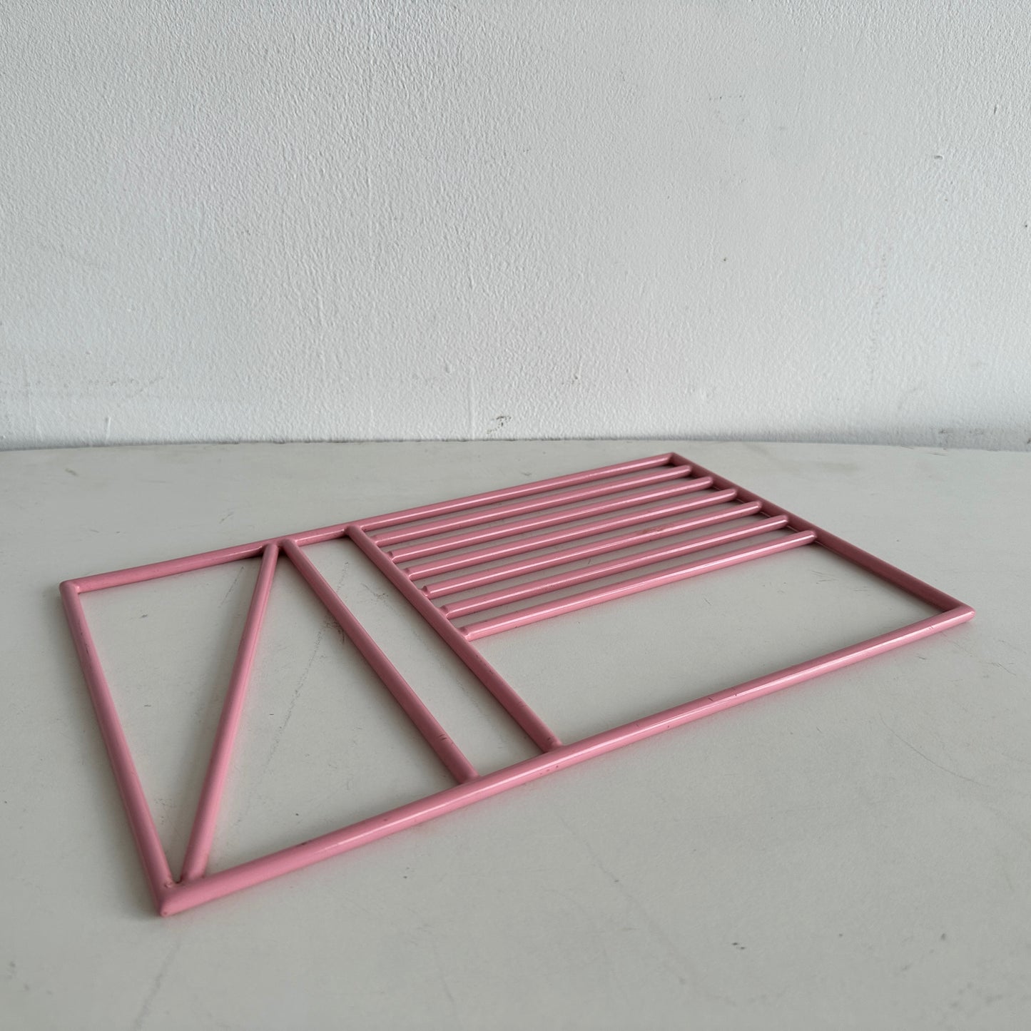 KT010 PINK ENAMEL COATED METAL TRIVET