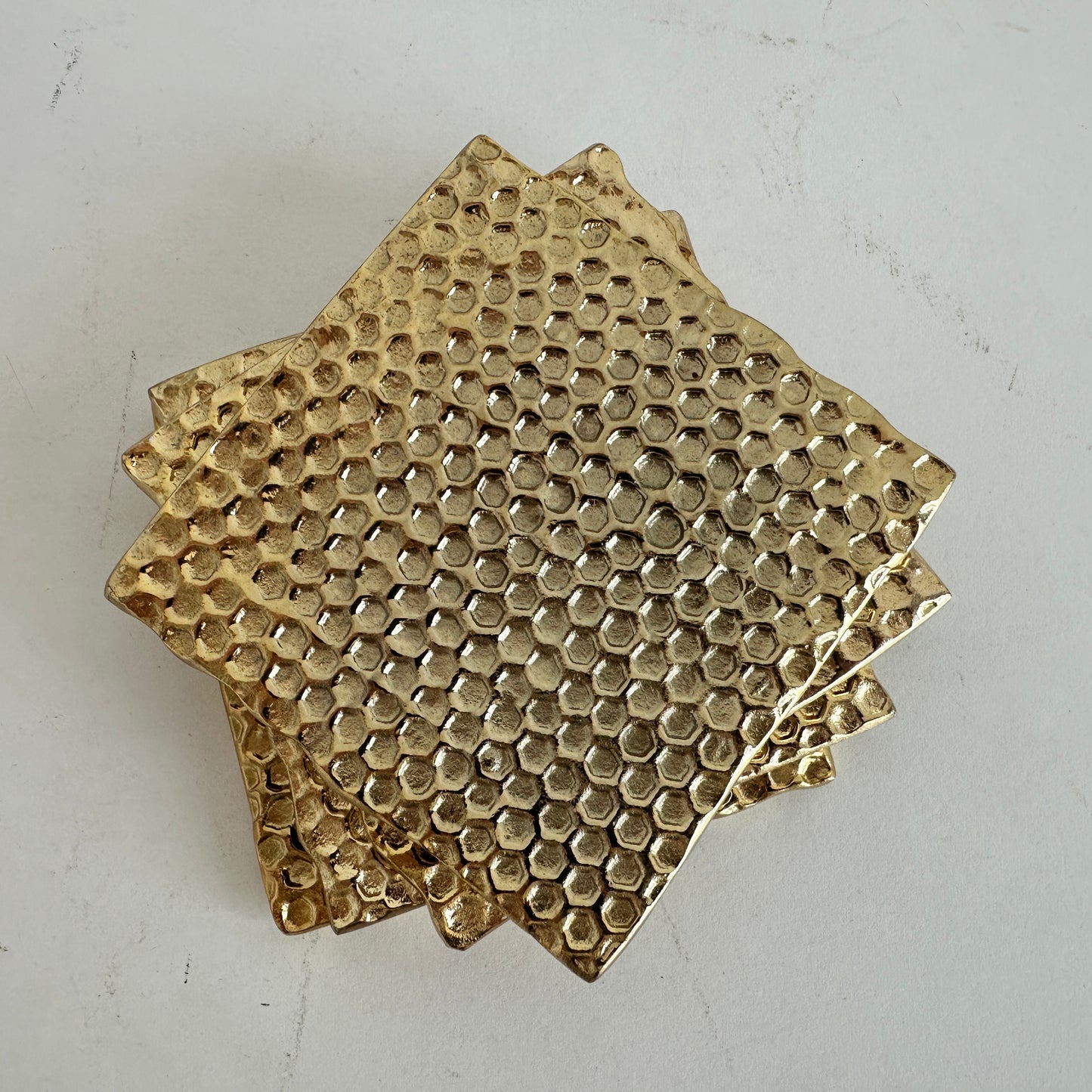 KT013 SET OF FOUR GOLD HONEYCOMB COASTERS