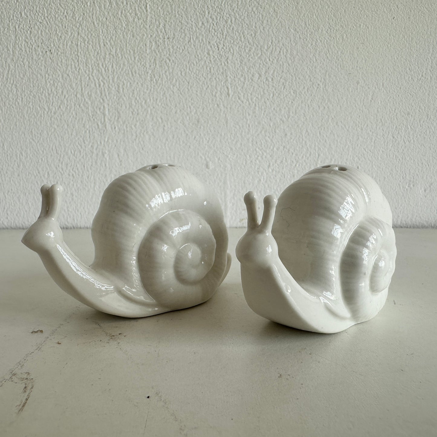 KT015 WHITE CERAMIC SNAIL SALT & PEPPER SHAKERS