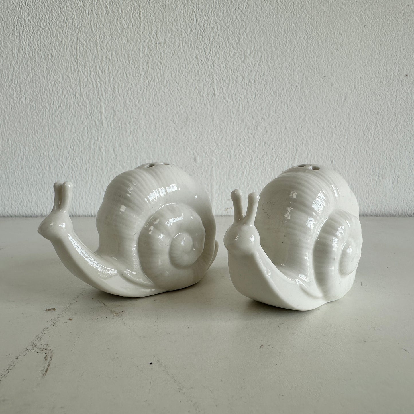 KT015 WHITE CERAMIC SNAIL SALT & PEPPER SHAKERS