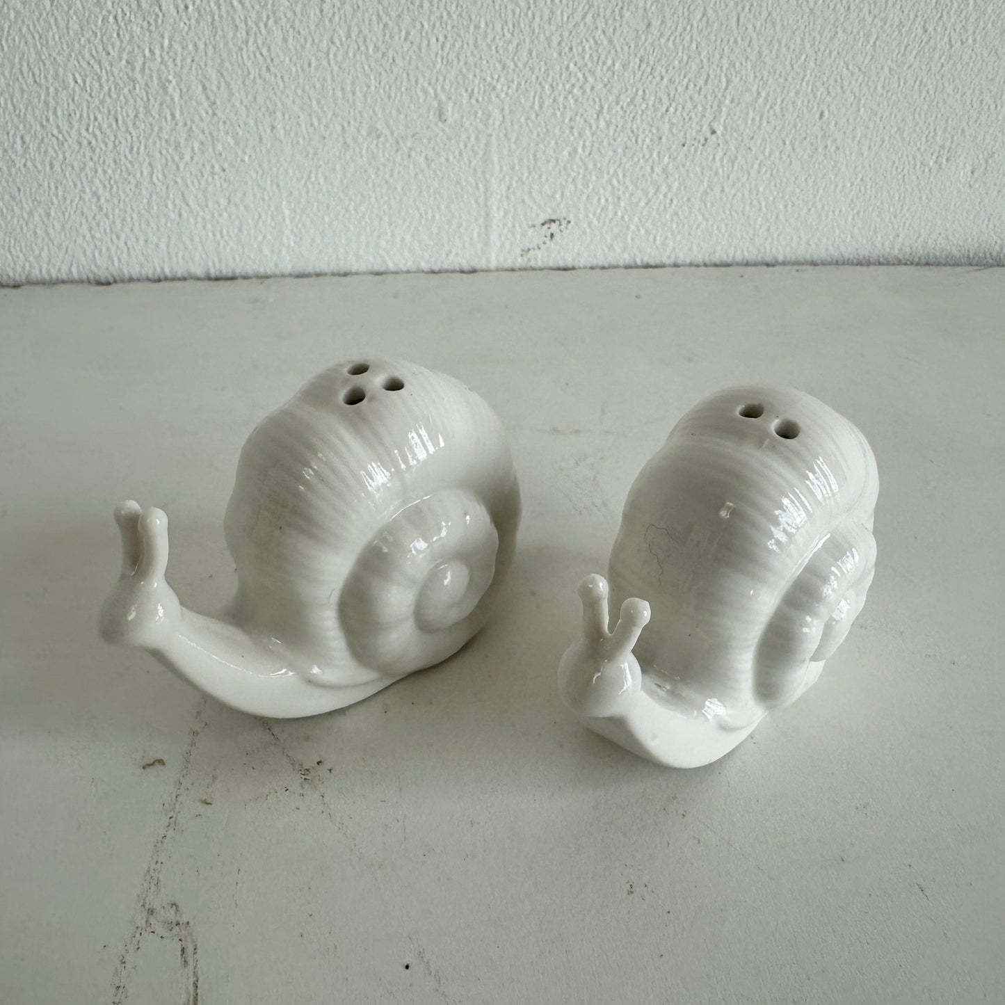 KT015 WHITE CERAMIC SNAIL SALT & PEPPER SHAKERS