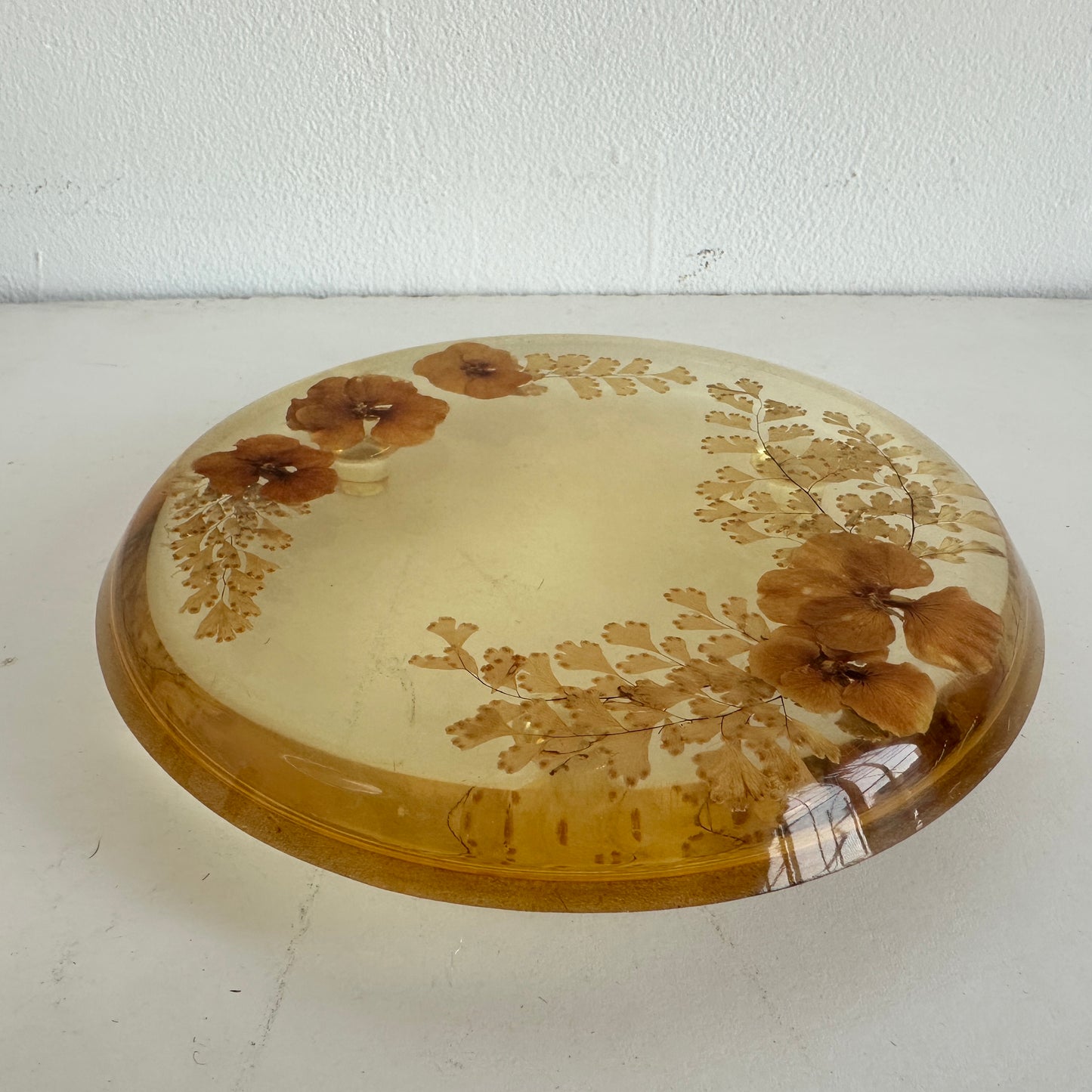 KT016 AMBER FLORAL RESIN TRIVET