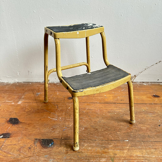 LA003 DISTRESSED TAN METAL STEP STOOL