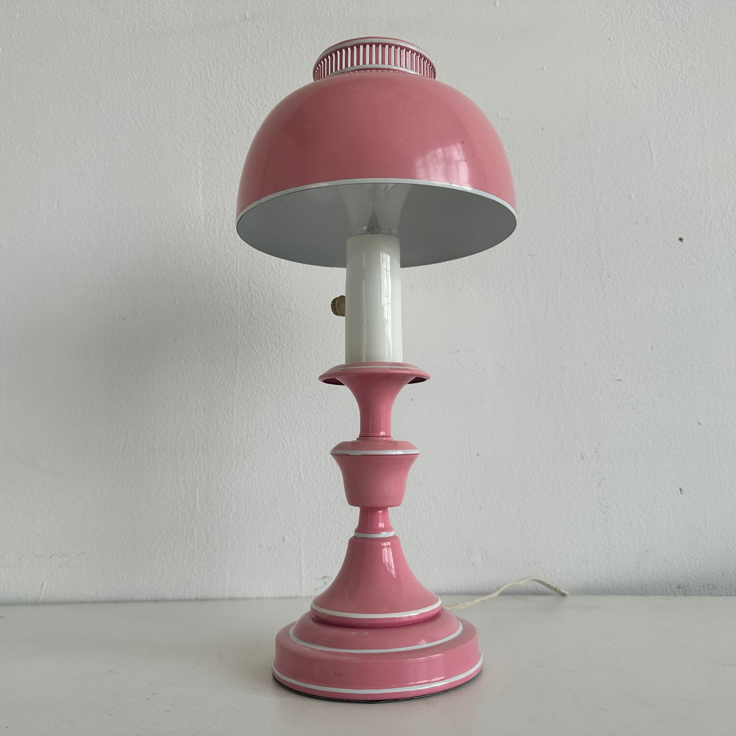 LI007 PINK ENAMEL METAL TABLE LAMP
