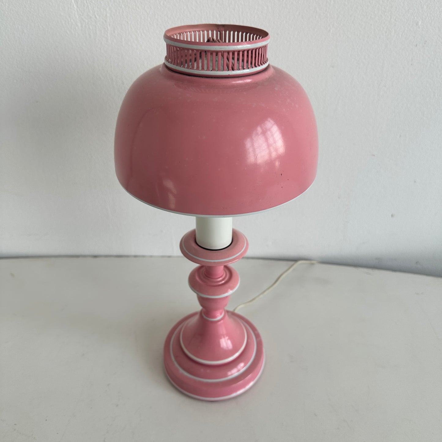 LI007 PINK ENAMEL METAL TABLE LAMP