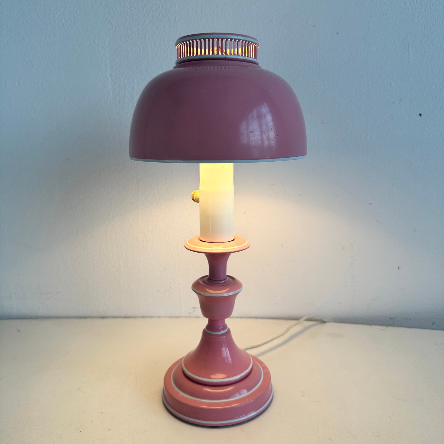 LI007 PINK ENAMEL METAL TABLE LAMP